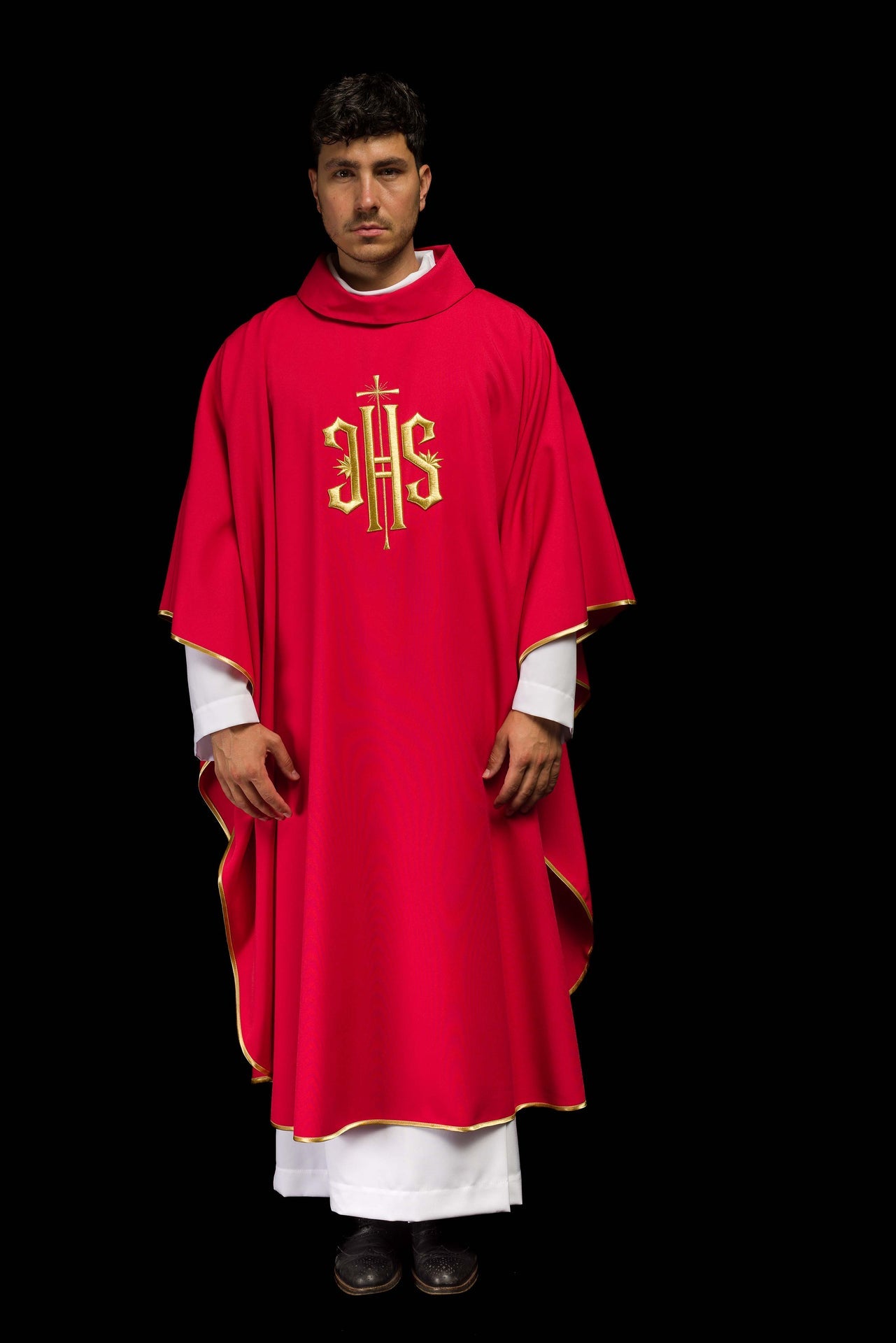 Czerwony ornat haftowany z złotym motywem IHS - ORNATY.PL