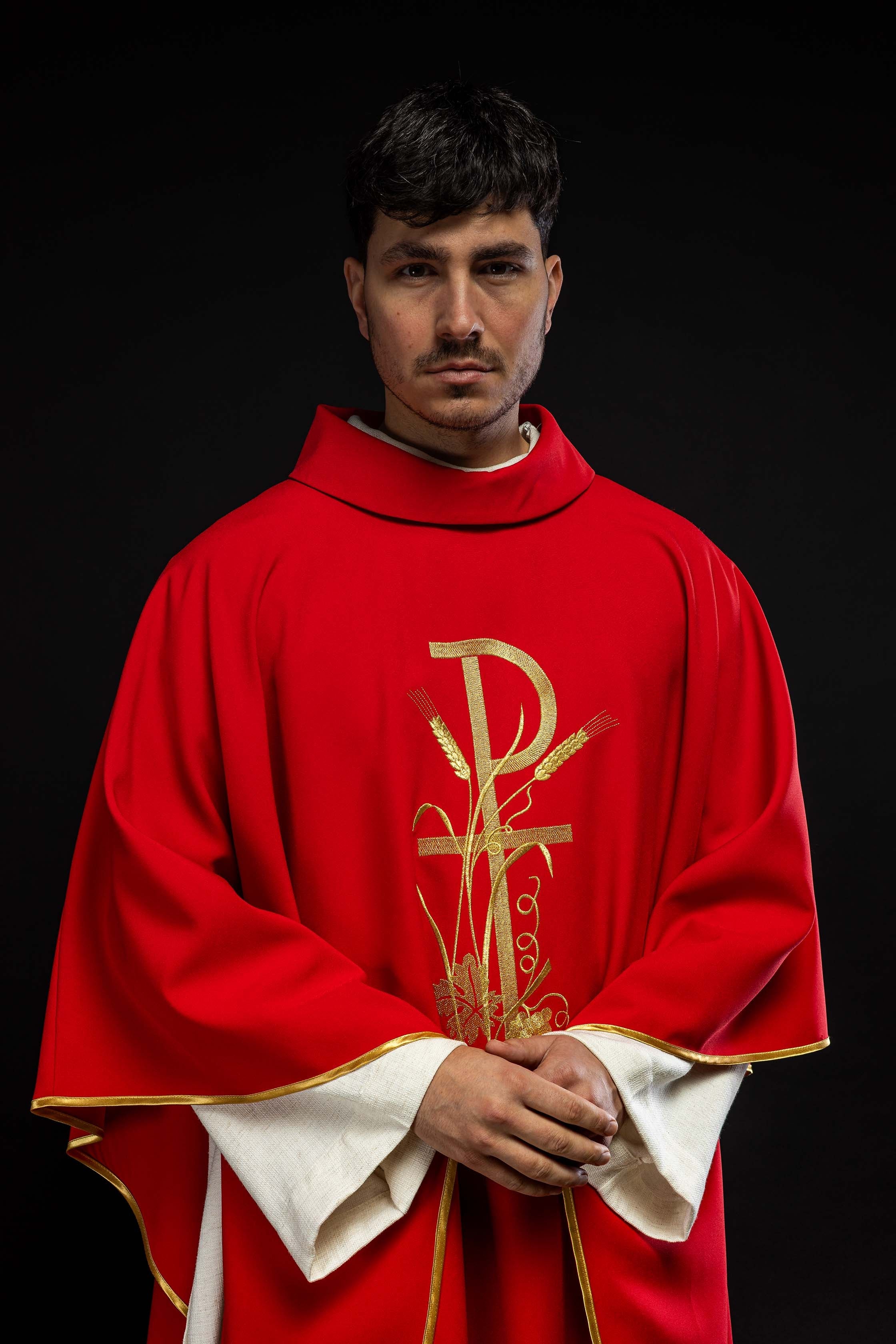 Czerwony ornat z złotym haftem krzyża - ORNATY.PL