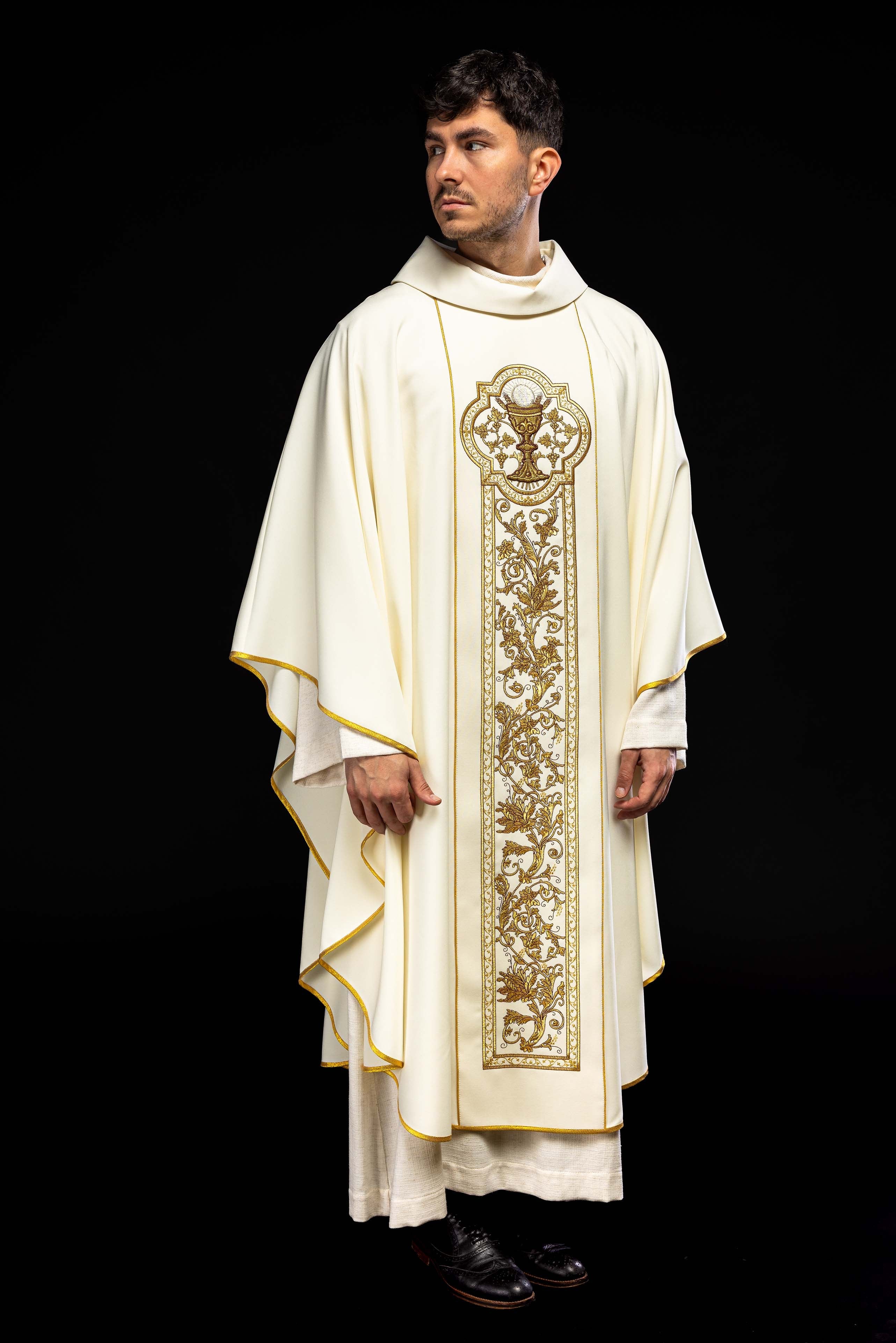 Ornat z haftem kielicha eucharystycznego w kolorze ecru - ORNATY.PL
