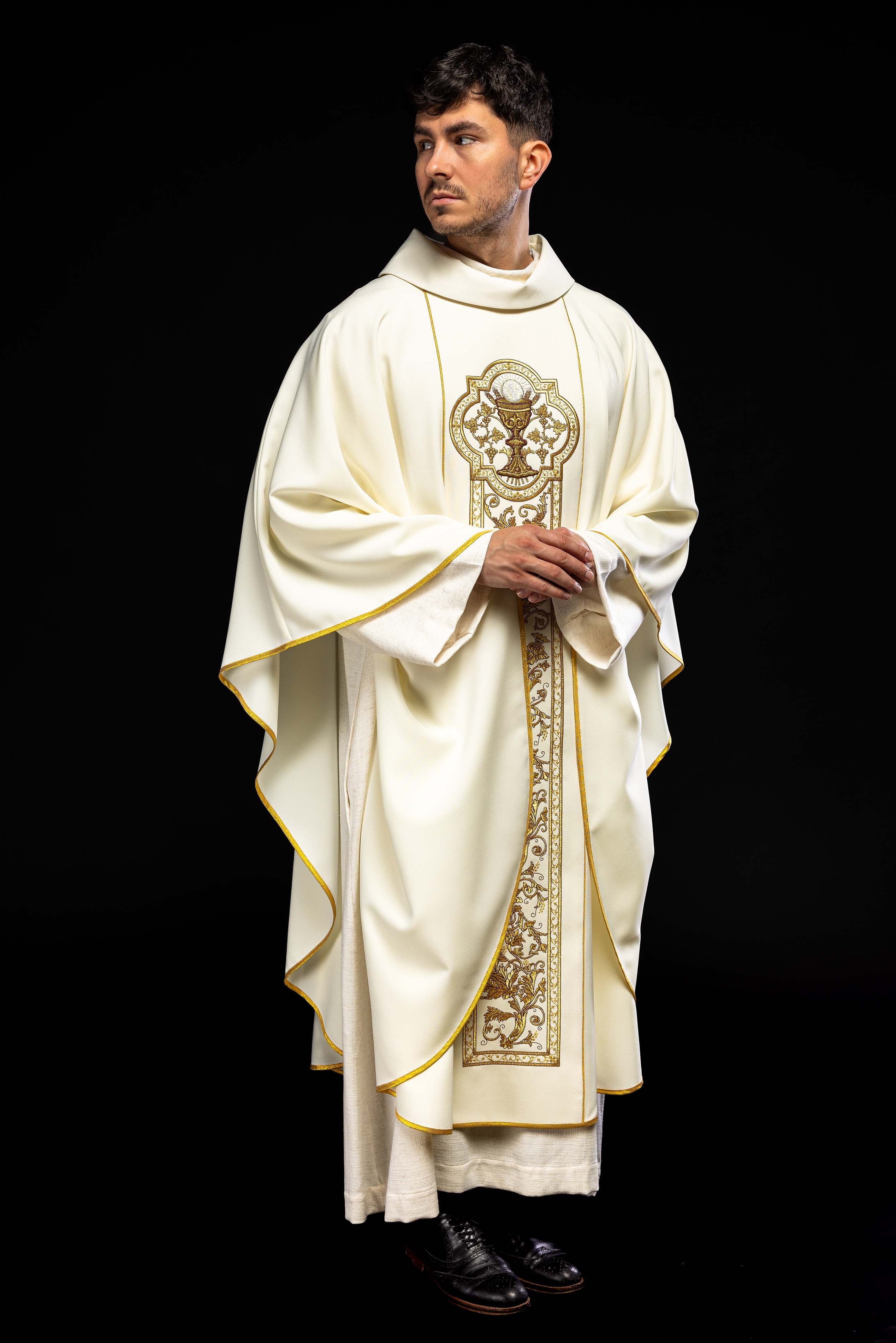 Ornat z haftem kielicha eucharystycznego w kolorze ecru - ORNATY.PL