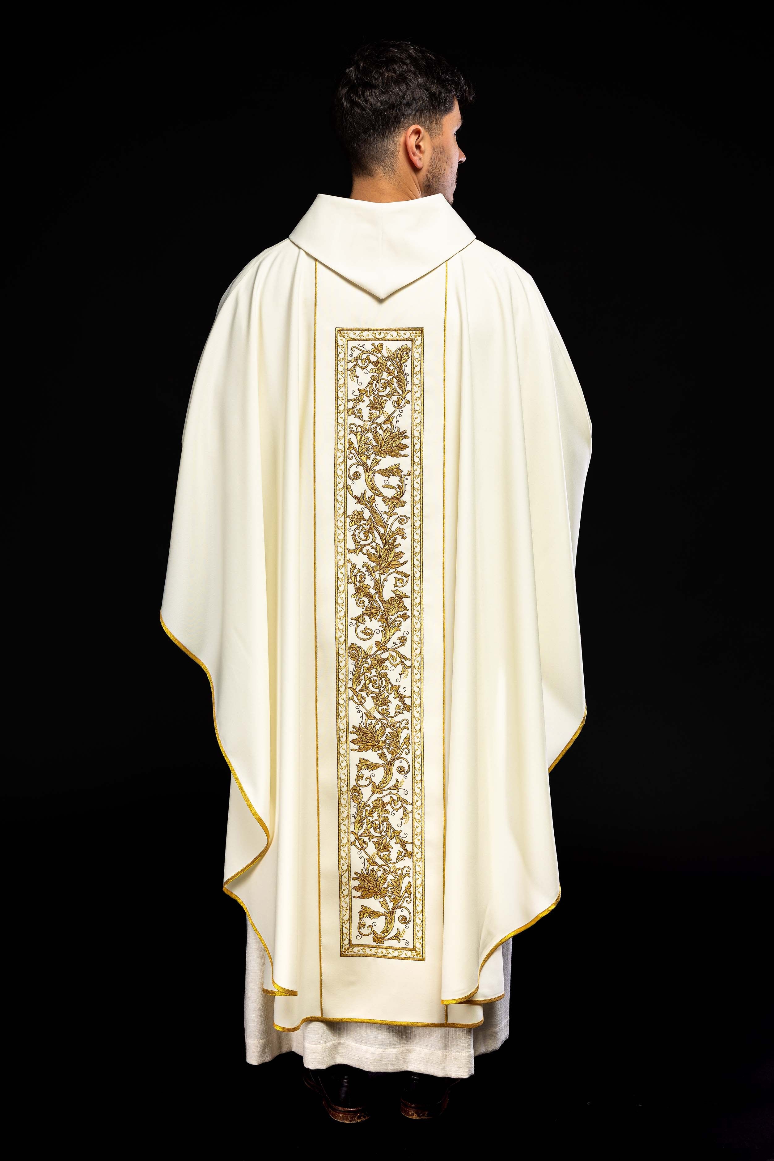 Ornat z haftem kielicha eucharystycznego w kolorze ecru - ORNATY.PL