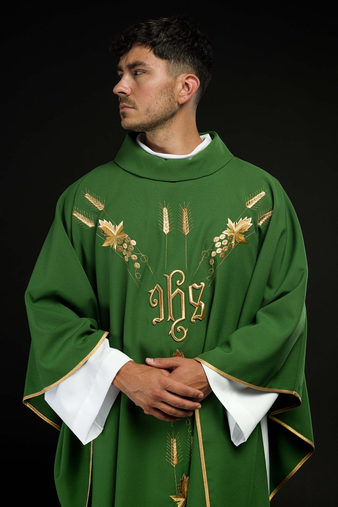Ornat haftowany z symbolem IHS winogrona Zielony - ORNATY.PL