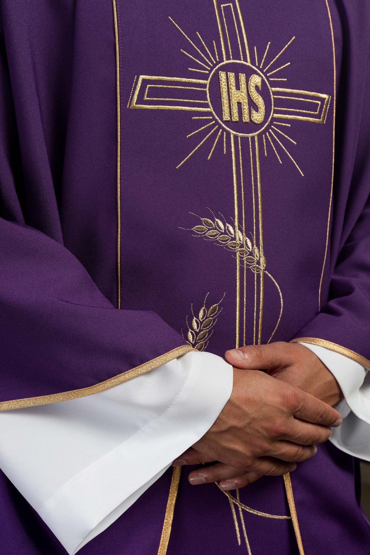 Fioletowy ornat z szerokim haftowanym złotym pasem Krzyż IHS - ORNATY.PL