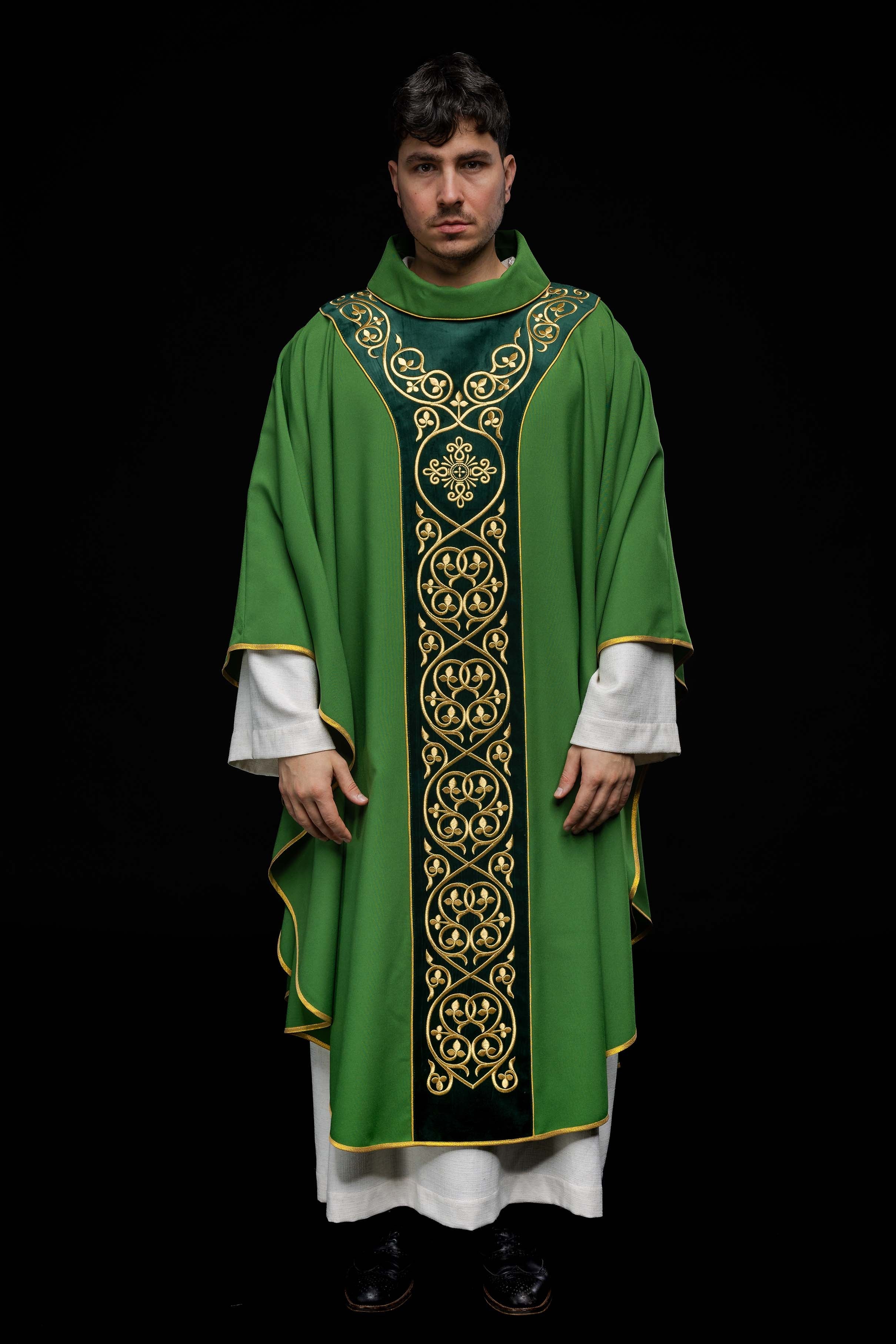 Zielony ornat liturgiczny zdobiony haftem na aksamicie - ORNATY.PL