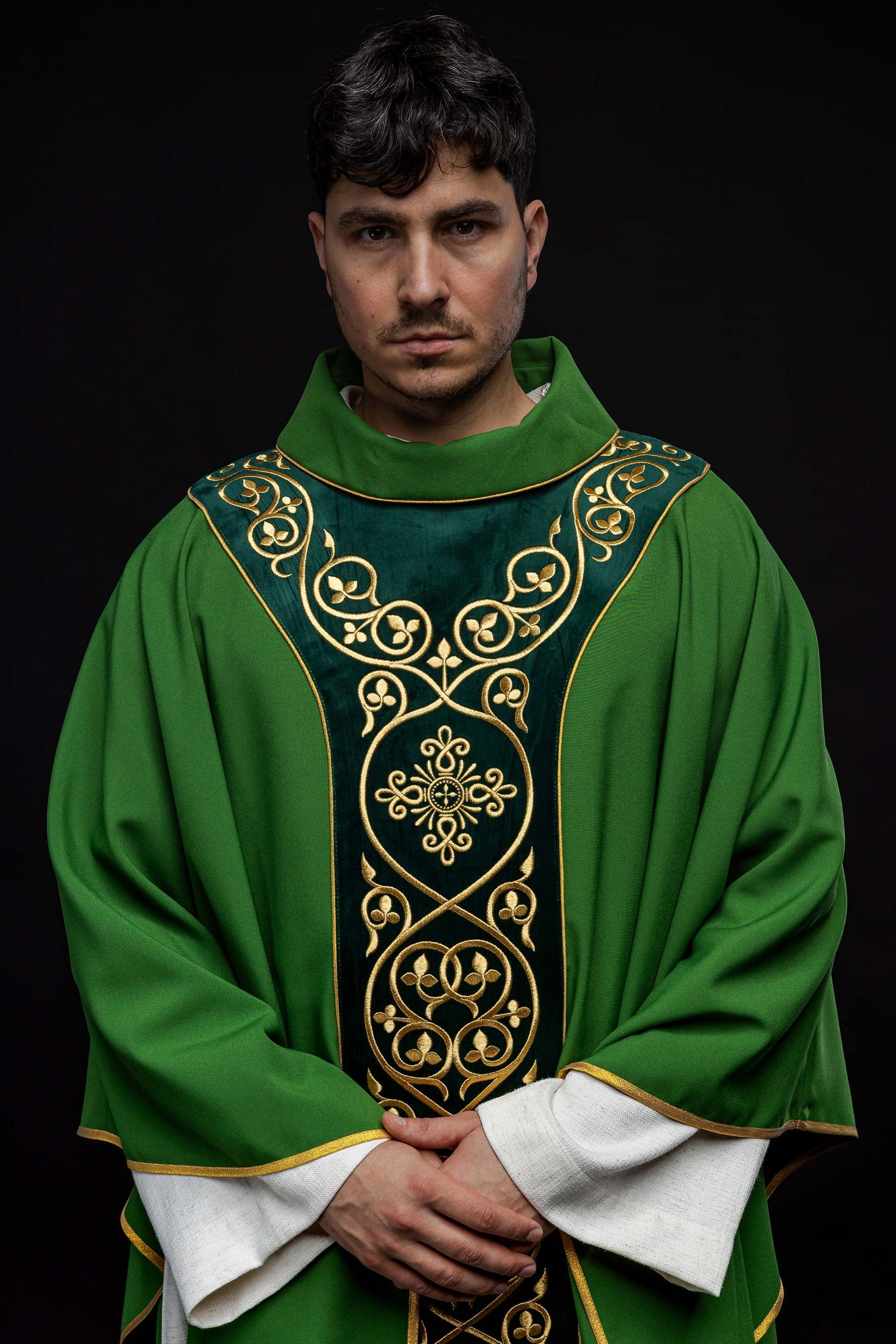 Zielony ornat liturgiczny zdobiony haftem na aksamicie - ORNATY.PL