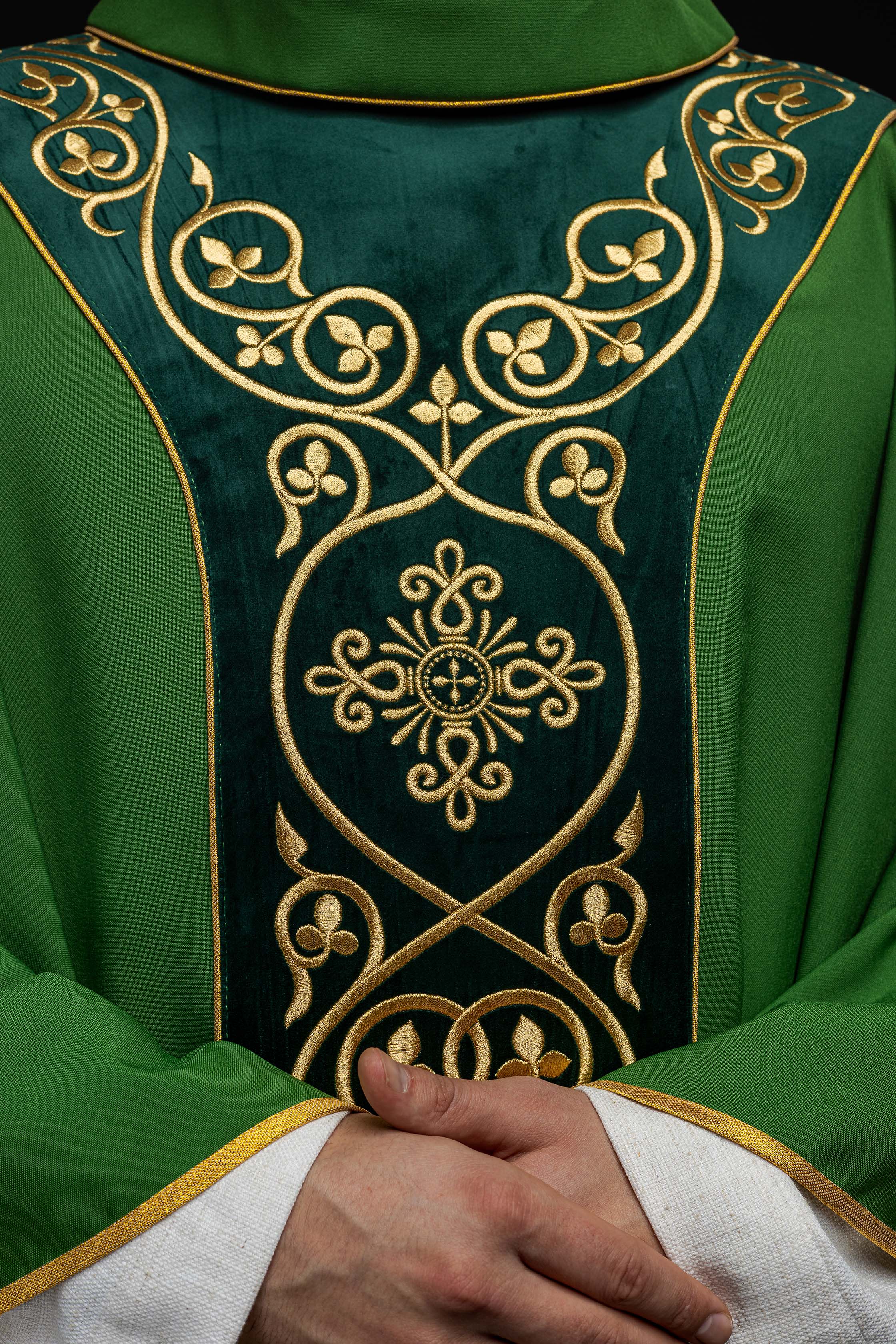 Zielony ornat liturgiczny zdobiony haftem na aksamicie - ORNATY.PL