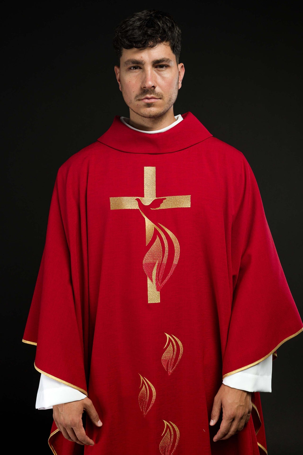 Czerwony ornat z haftem Ducha Świętego - ORNATY.PL