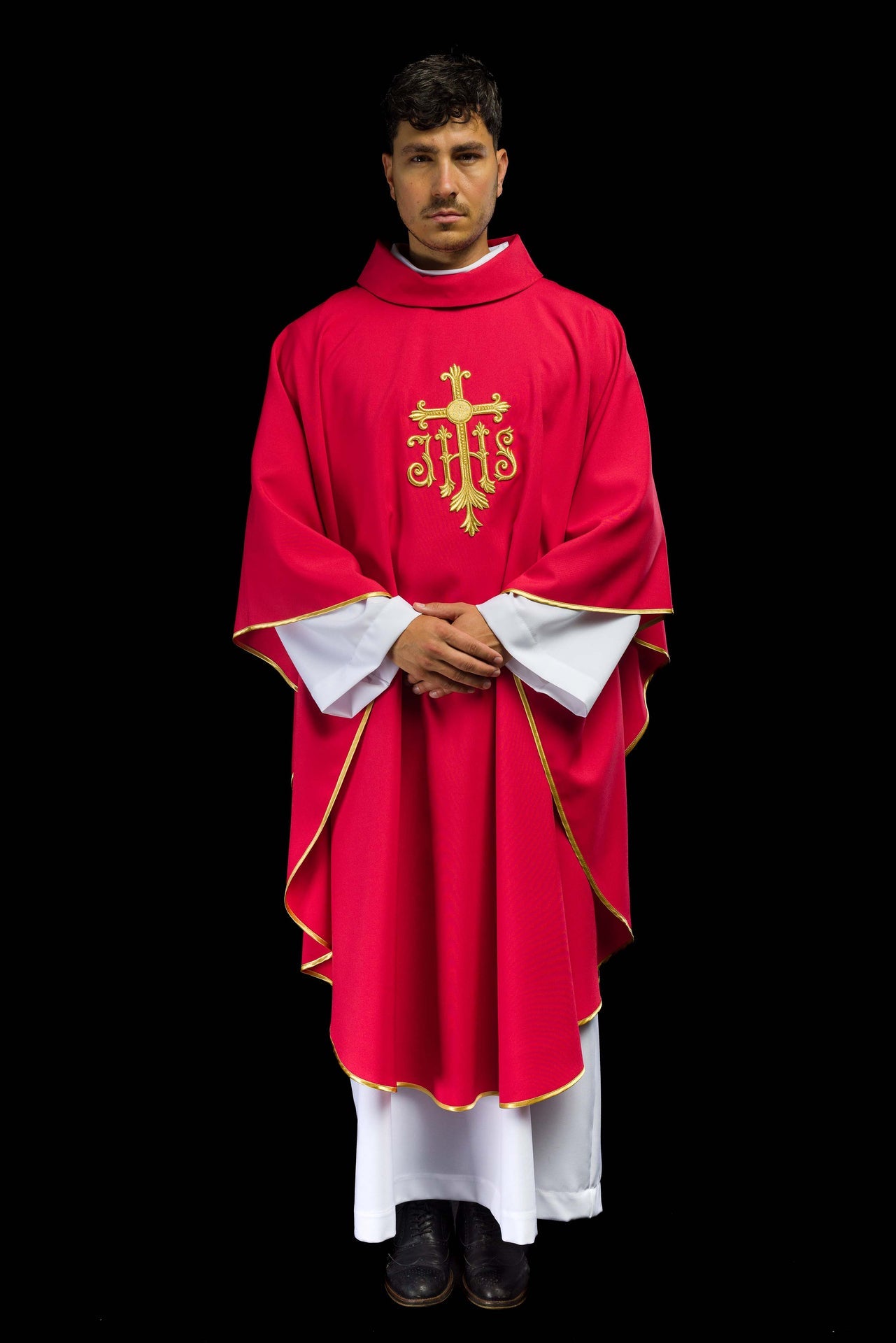 Haftowany czerwony ornat z symbolem ihs - ORNATY.PL