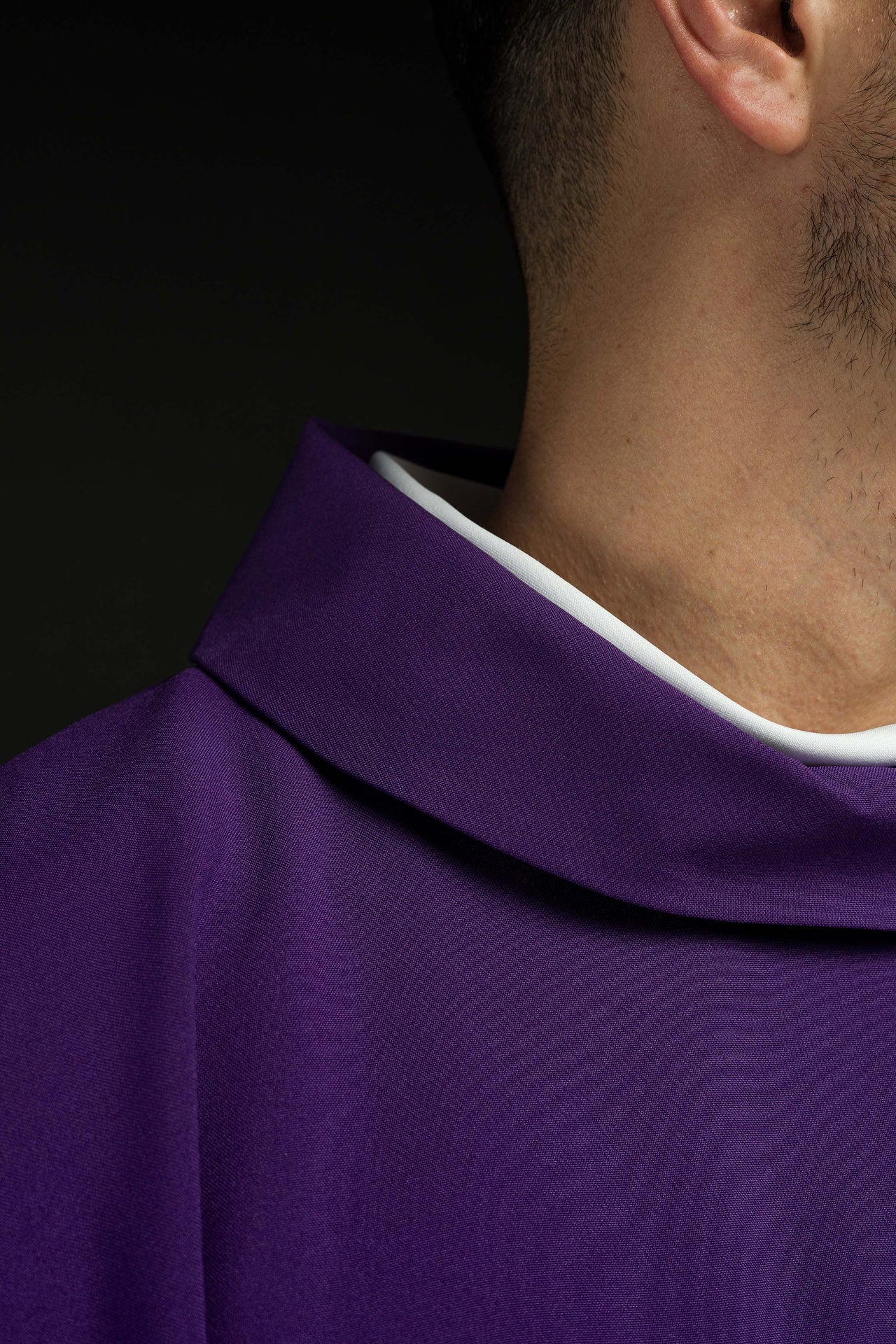 Fioletowy ornat haftowany z krzyżem i ihs - ORNATY.PL