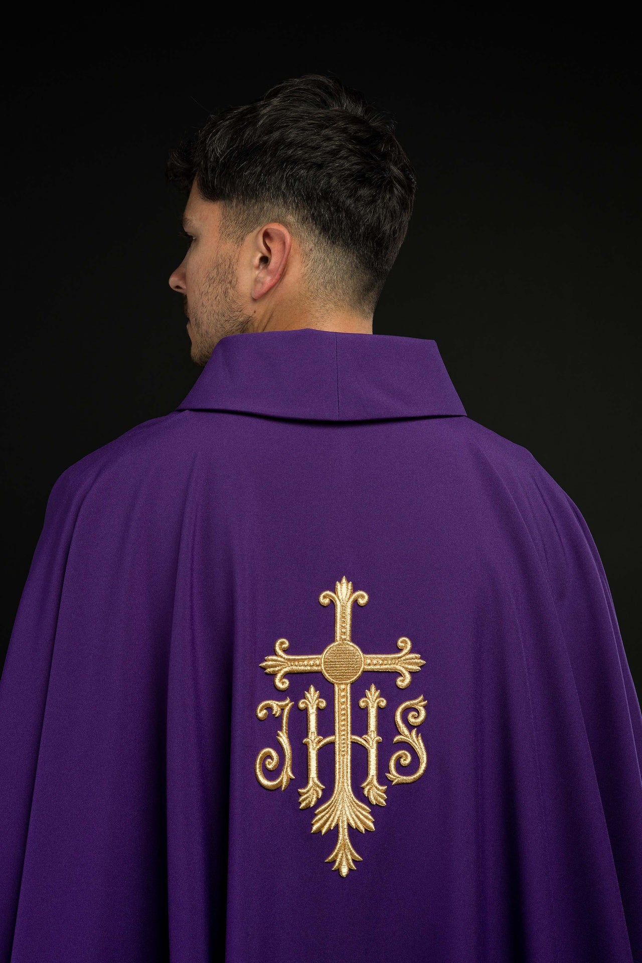 Fioletowy ornat haftowany z krzyżem i ihs - ORNATY.PL
