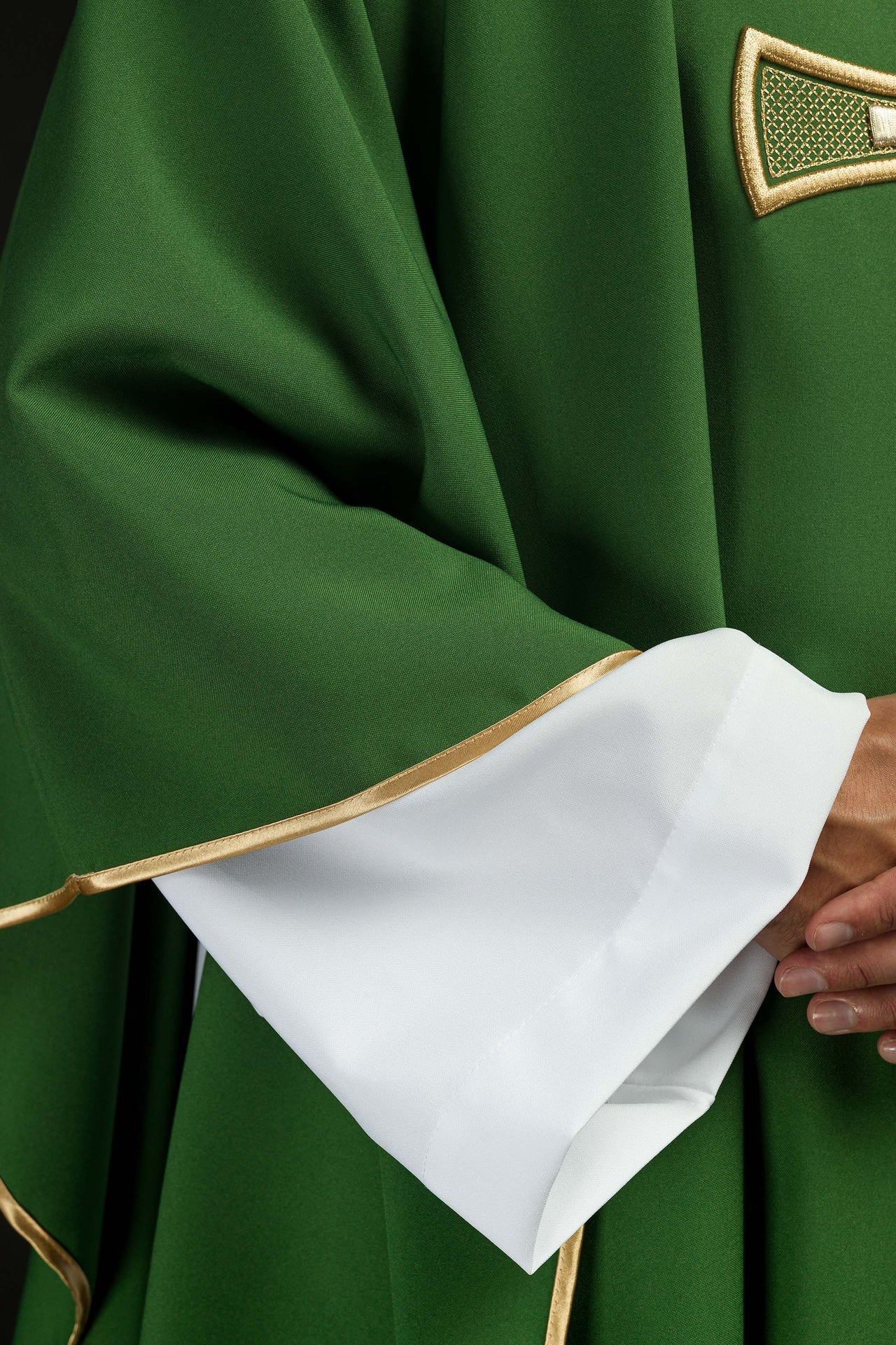 Ornat haftowany Zielony z Motywem Krzyża - ORNATY.PL