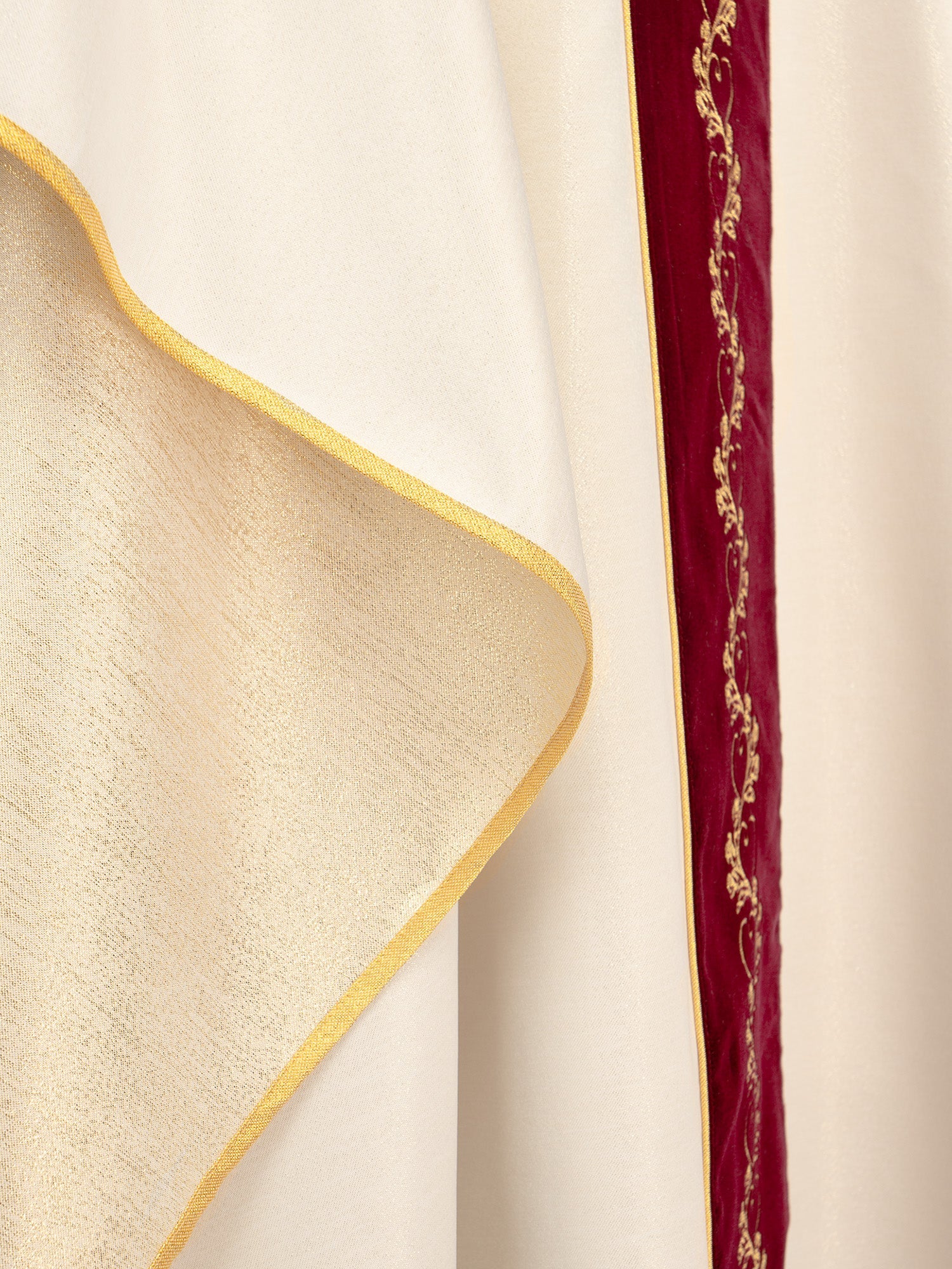 Chasuble in Ecru für die Hochzeit mit roter Samtschärpe