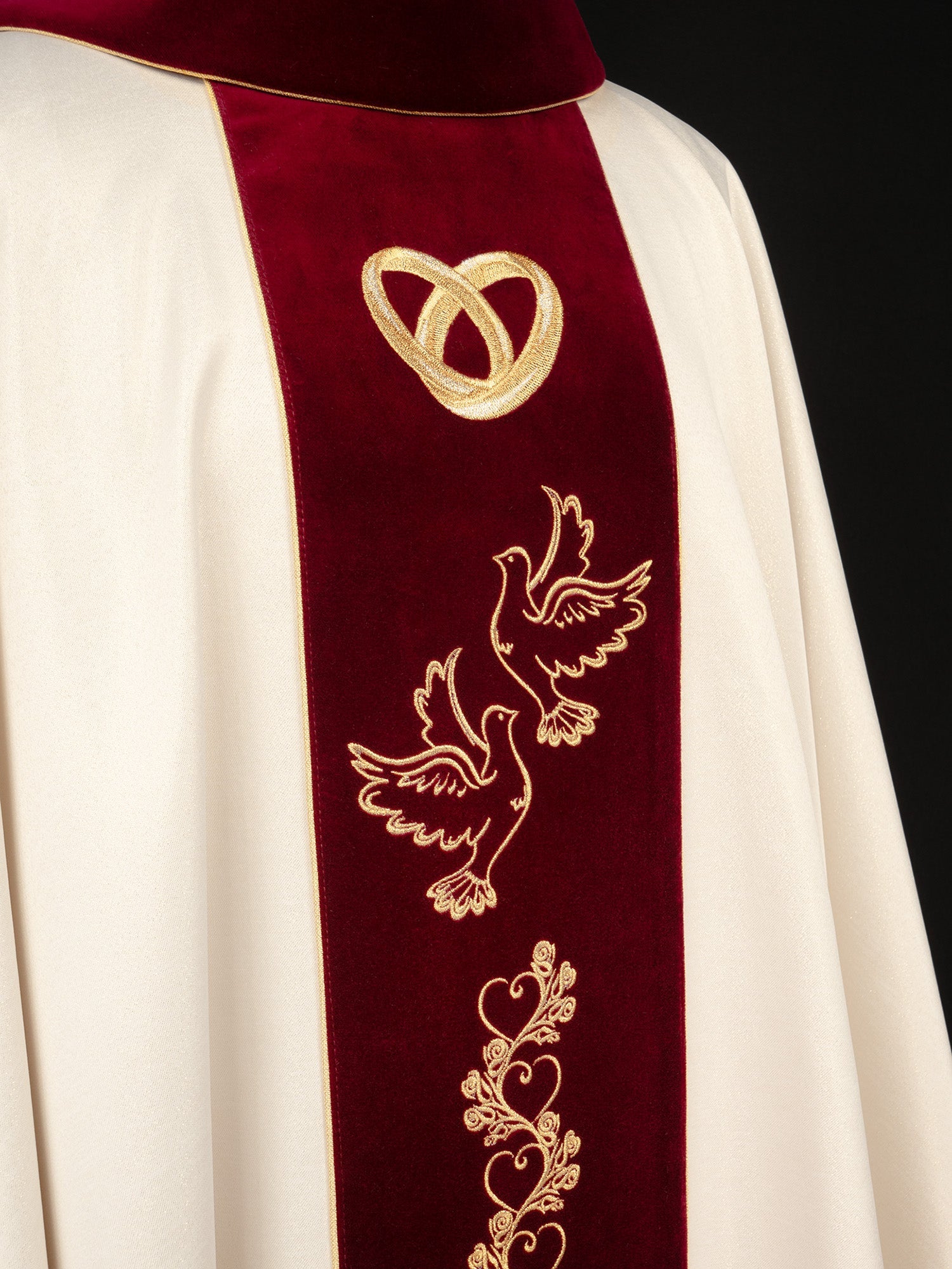 Chasuble in Ecru für die Hochzeit mit roter Samtschärpe