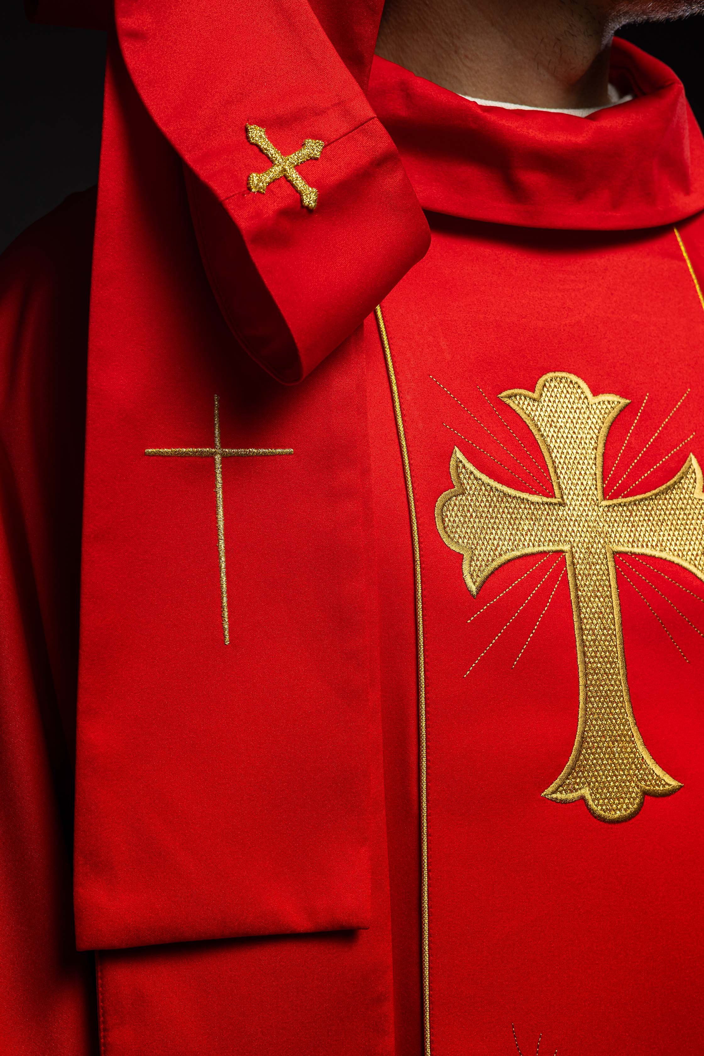 Ornat z haftowanym krzyżem i kłosami w kolorze czerwonym - ORNATY.PL
