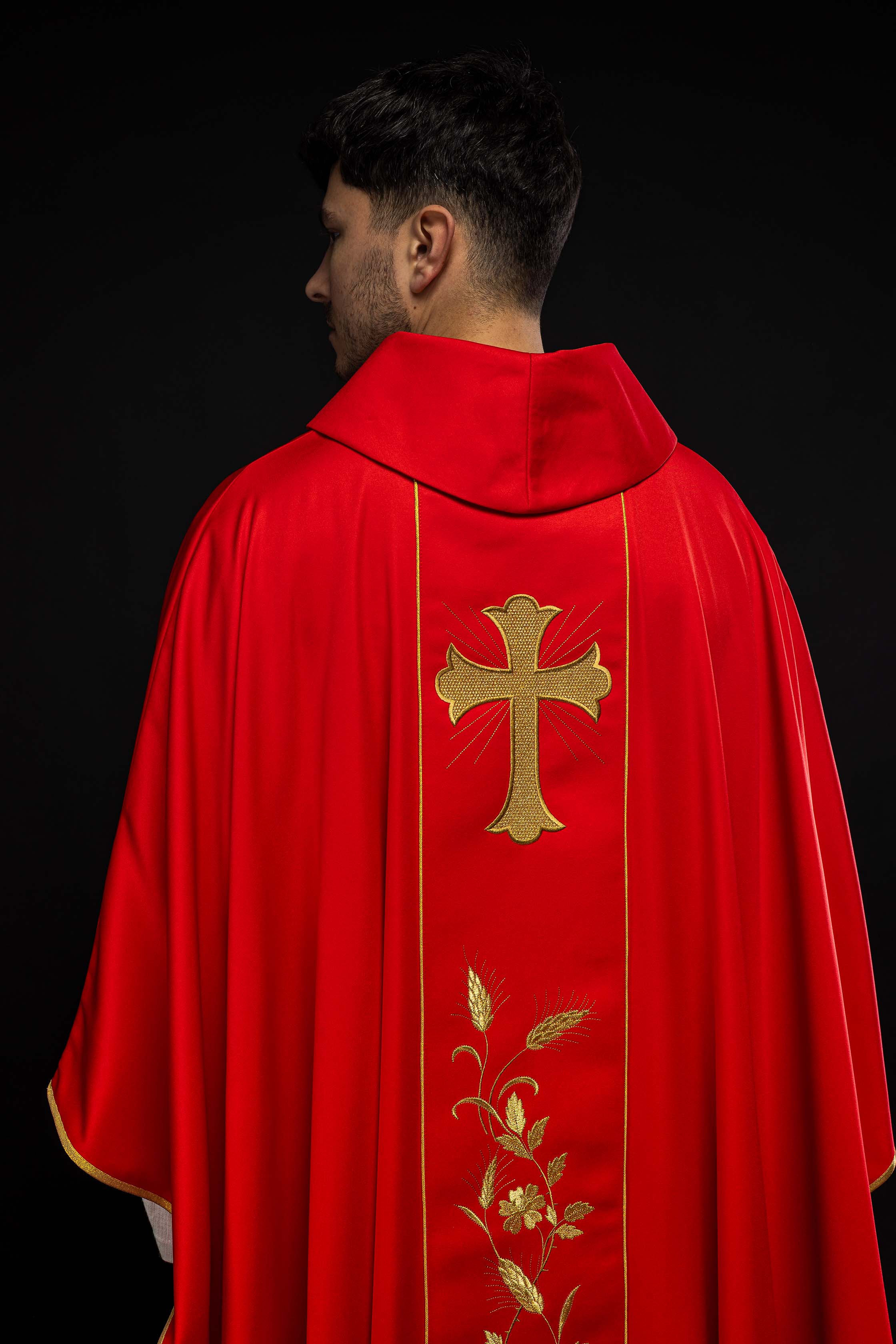 Ornat z haftowanym krzyżem i kłosami w kolorze czerwonym - ORNATY.PL