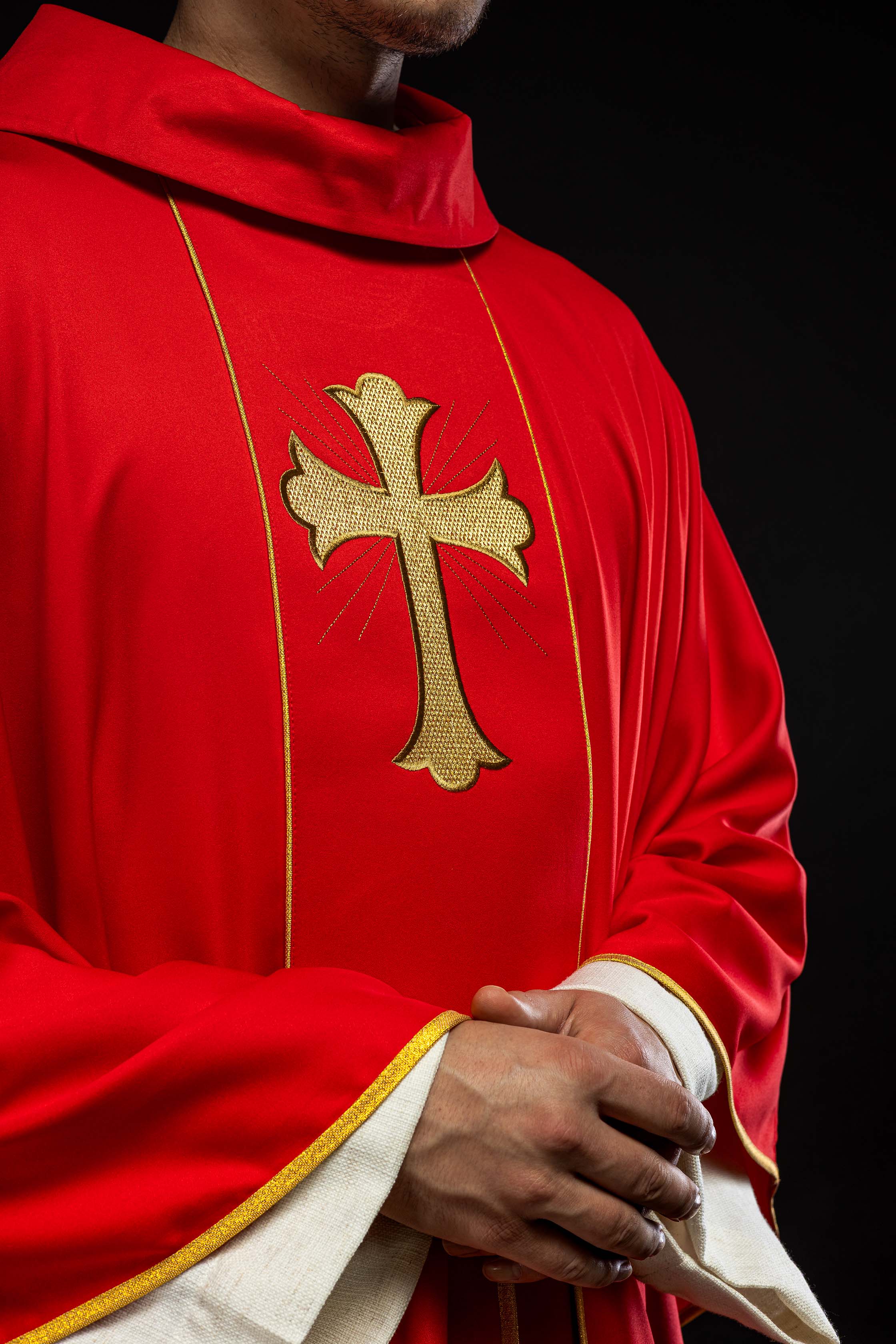 Ornat z haftowanym krzyżem i kłosami w kolorze czerwonym - ORNATY.PL