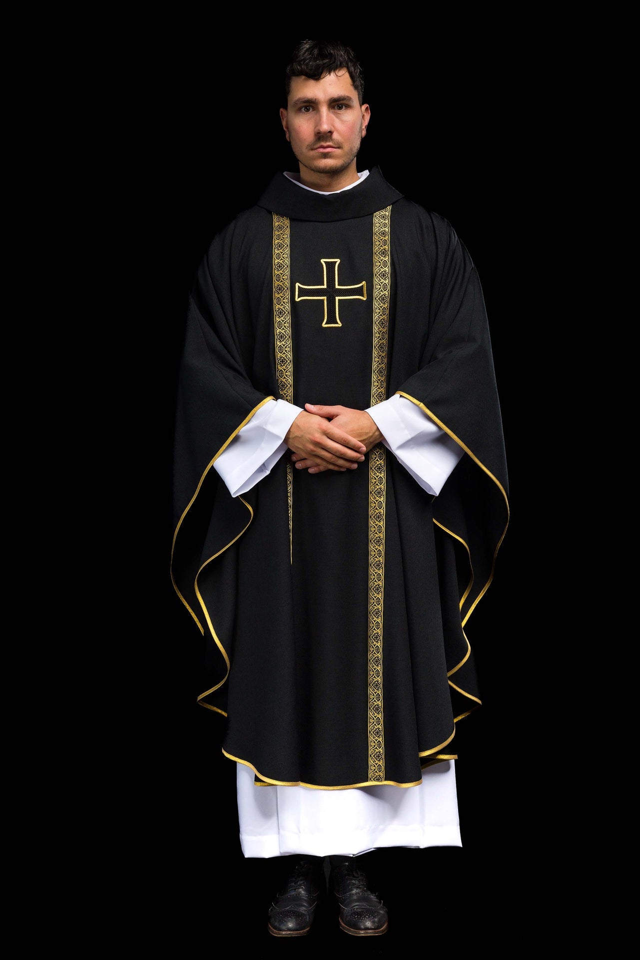 Ornat liturgiczny czarny z haftowanym krzyżem i taśmami żakardowymi - ORNATY.PL