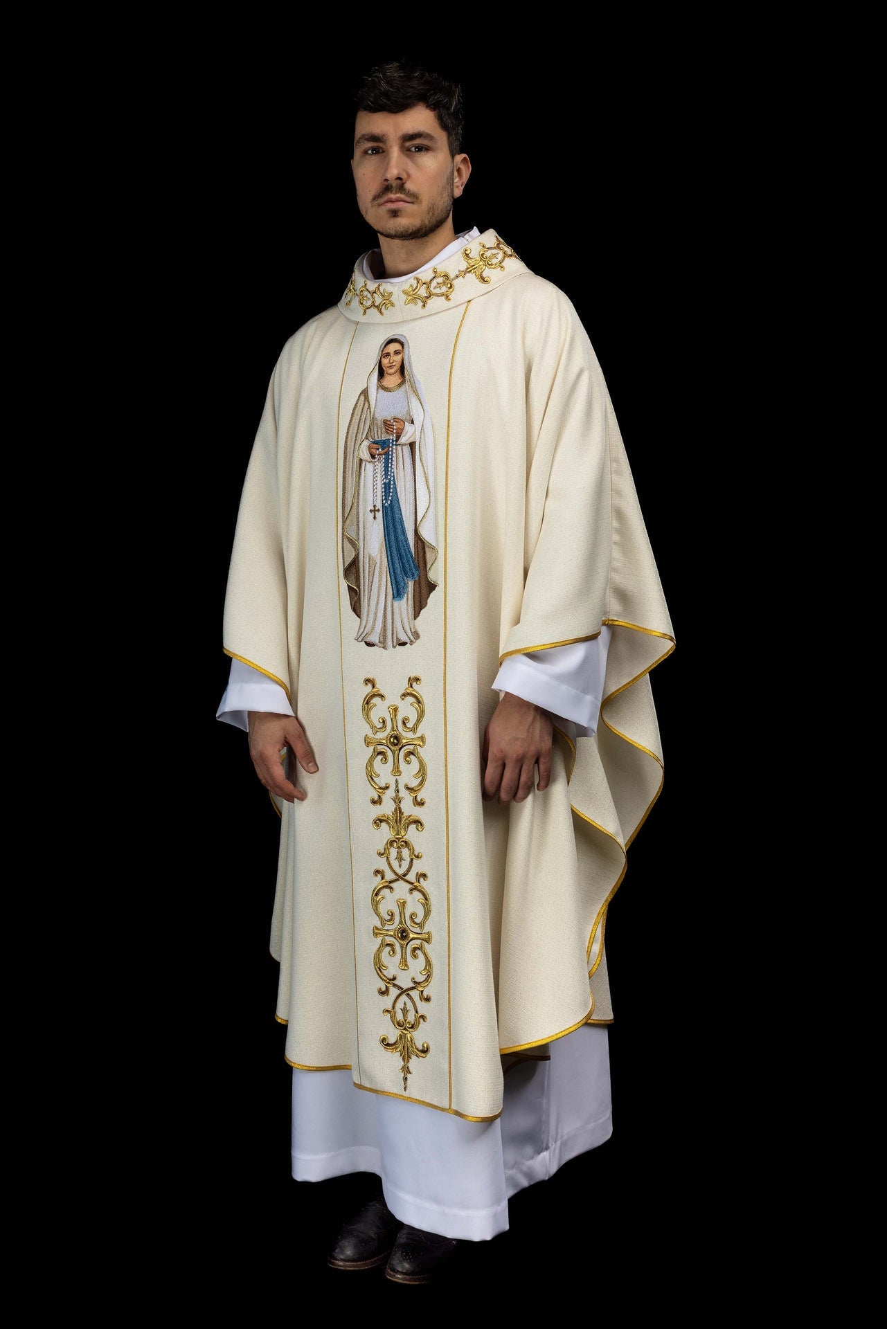 Reich besticktes Messgewand mit dem Bild der Muttergottes vom Rosenkranz