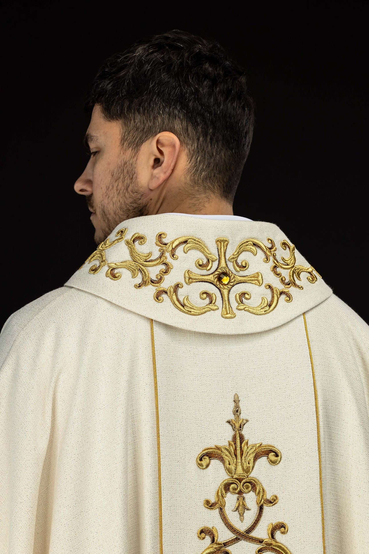 Reich besticktes Messgewand mit dem Bild der Muttergottes vom Rosenkranz