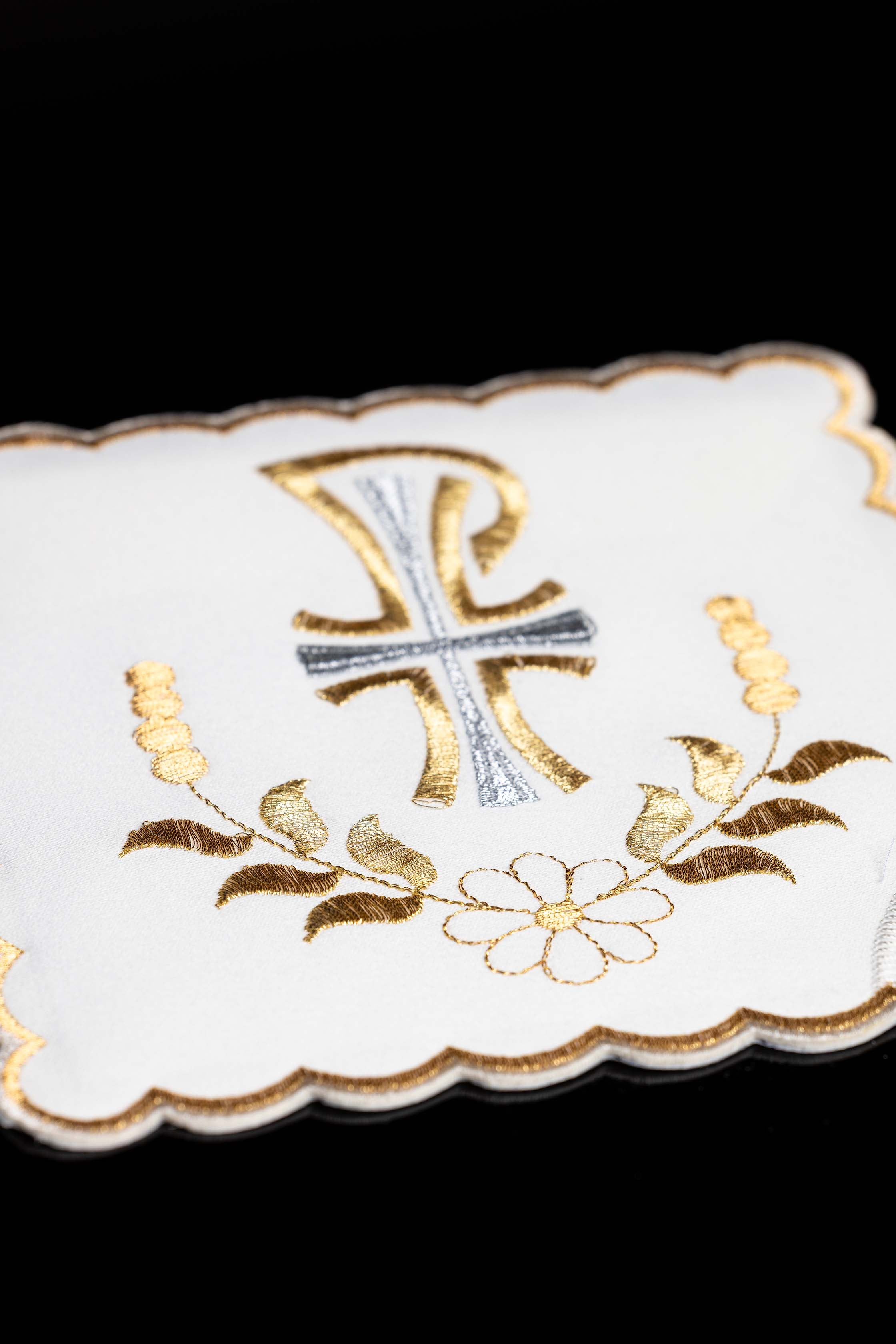 Set von Kelchpallen mit PAX-Symbol in vier liturgischen Farben