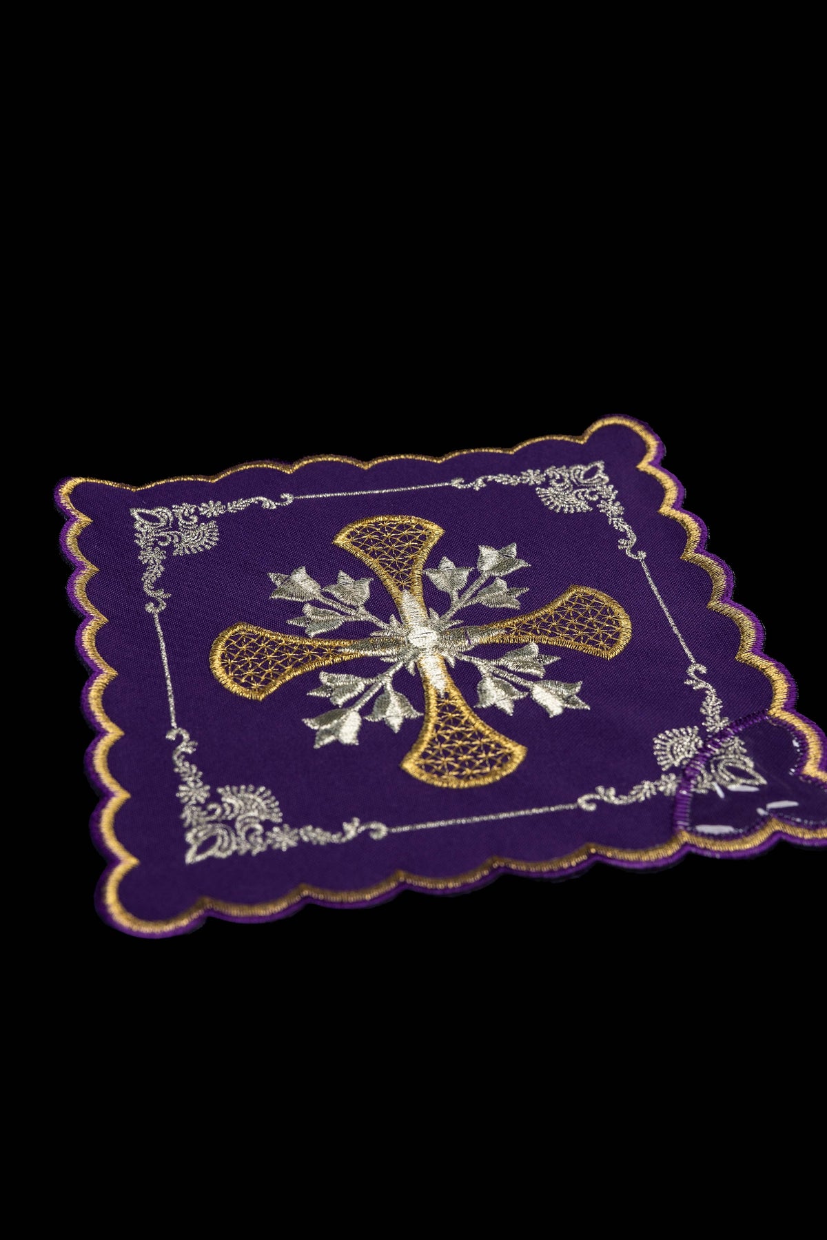 Set aus vier Kelchpallen mit gesticktem Kreuzmotiv und floralen Ornamenten
