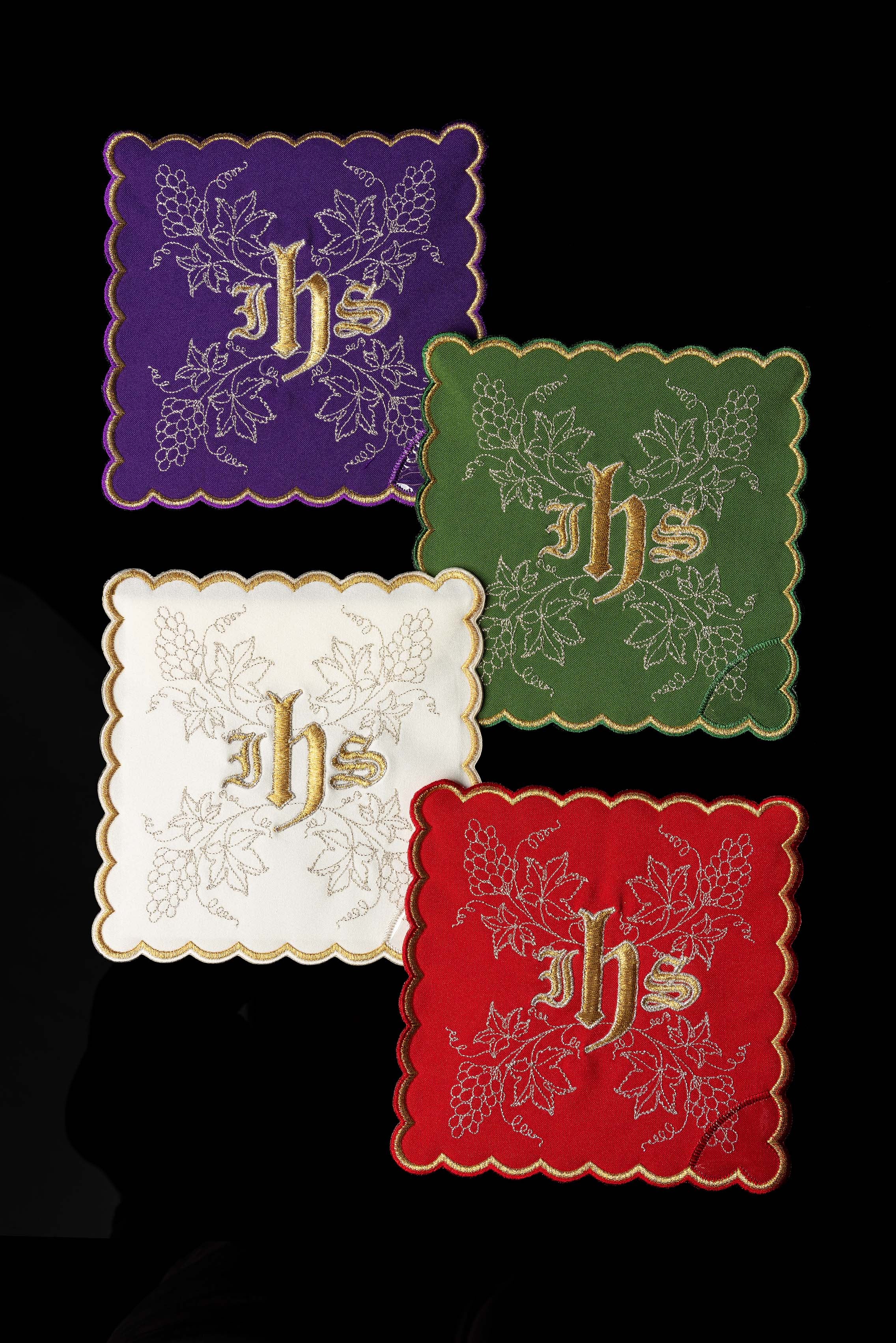 Set von Kelchpallen mit IHS-Symbol in vier liturgischen Farben