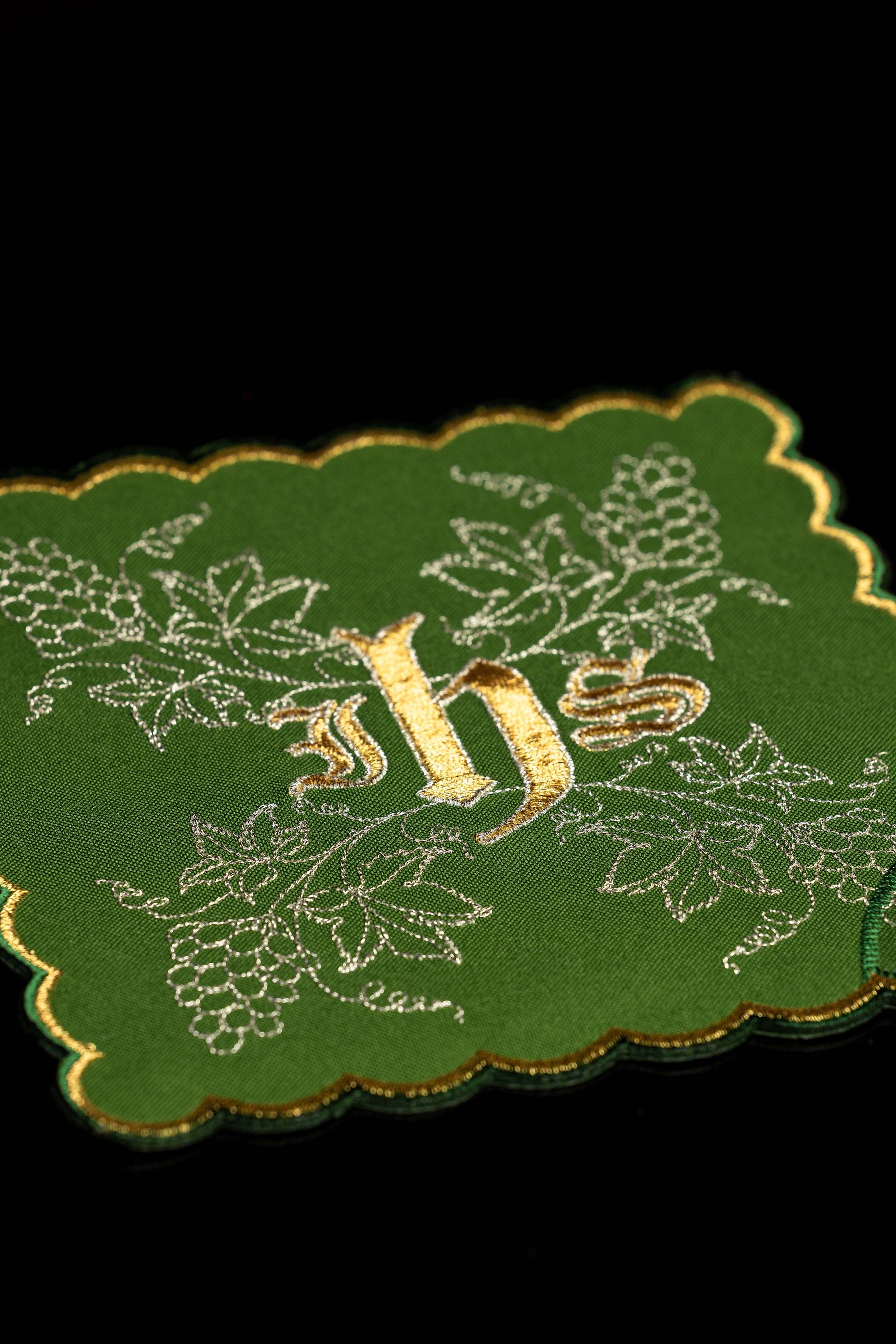 Set von Kelchpallen mit IHS-Symbol in vier liturgischen Farben