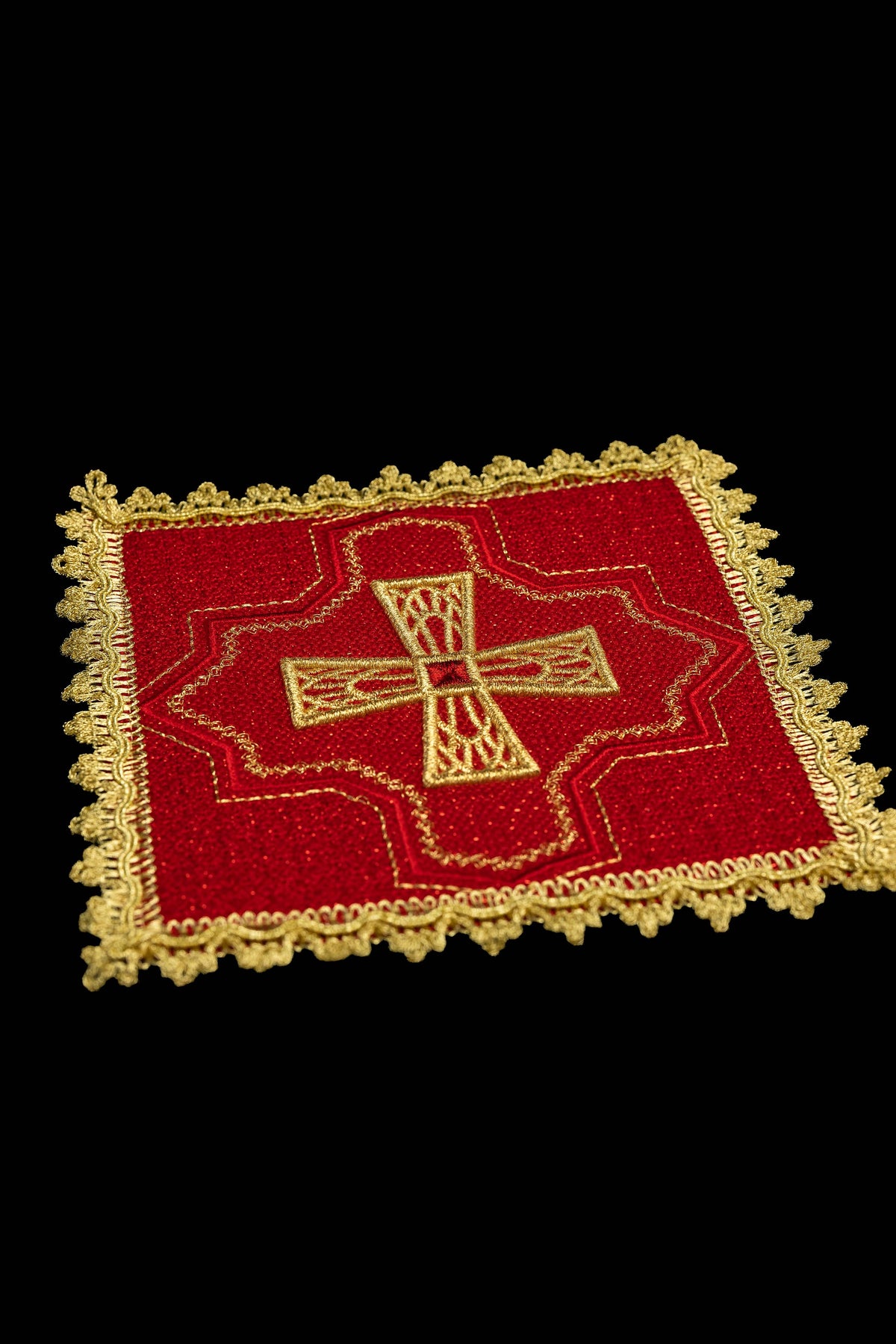 Set aus vier Kelchpallen mit gesticktem Kreuz und goldfarbener Borte