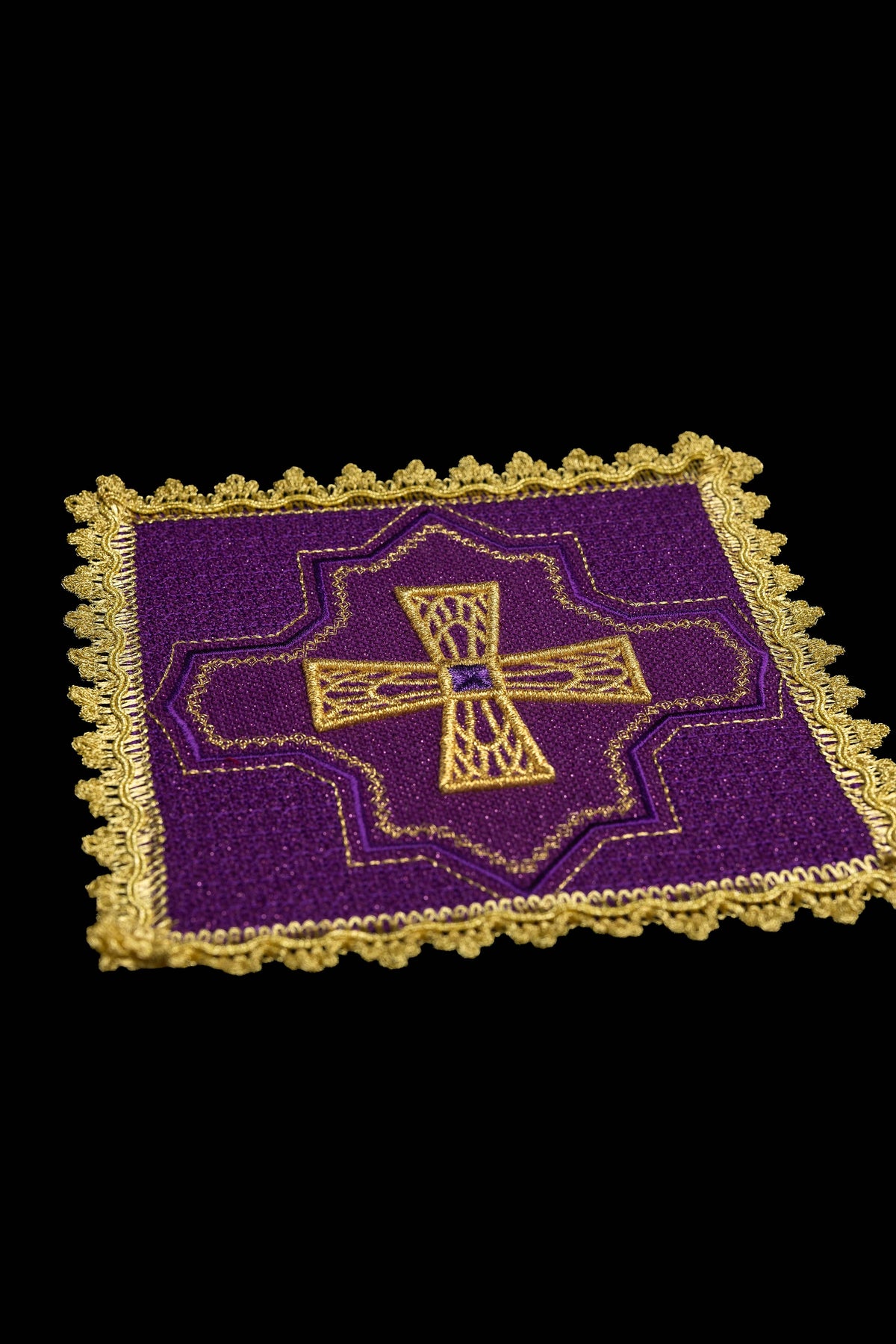 Set aus vier Kelchpallen mit gesticktem Kreuz und goldfarbener Borte