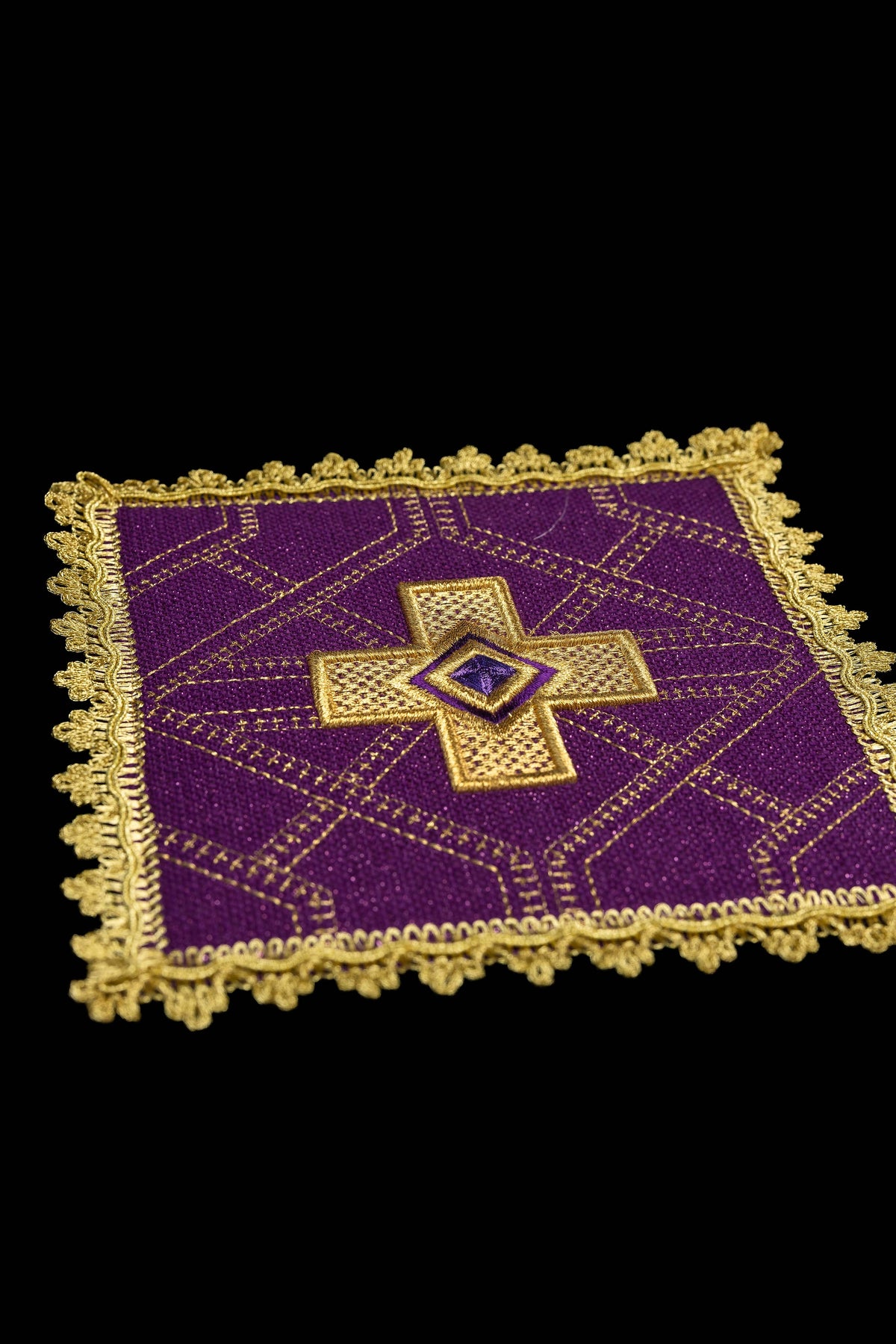 Set aus vier Kelchpallen mit gesticktem Kreuzmotiv und goldfarbener Borte