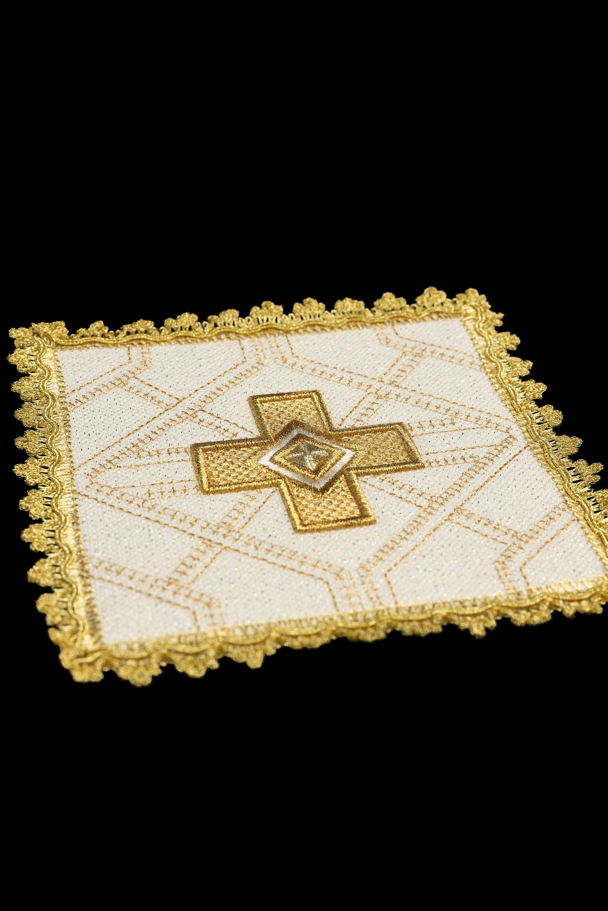 Set aus vier Kelchpallen mit gesticktem Kreuzmotiv und goldfarbener Borte