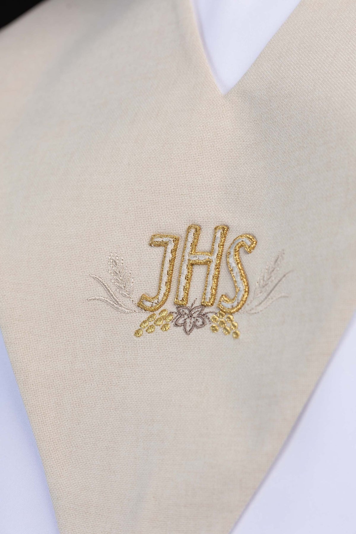 Ecru Lektorenpallium mit goldener IHS-Stickerei