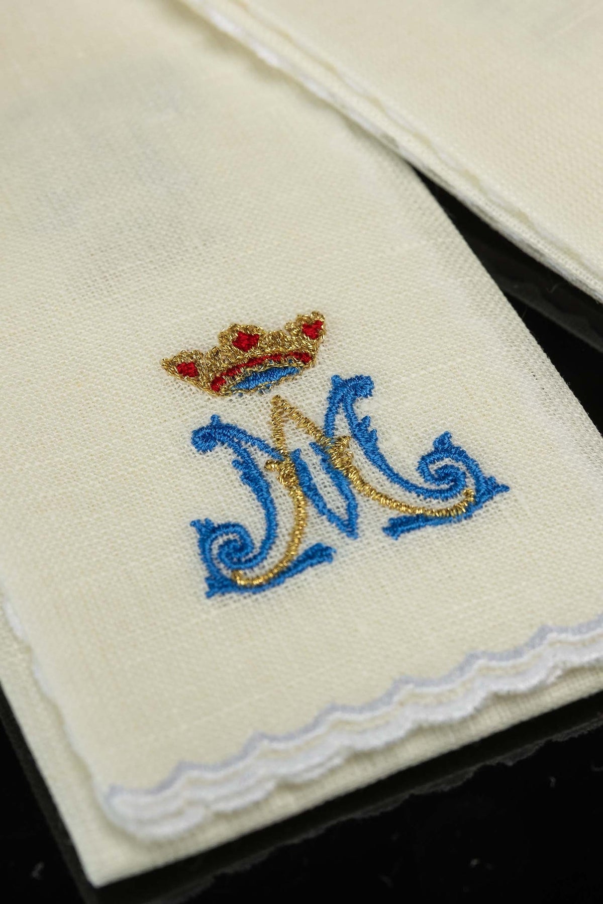5er-Set Purifikatorien aus Leinen mit Stickerei im Marienmotiv