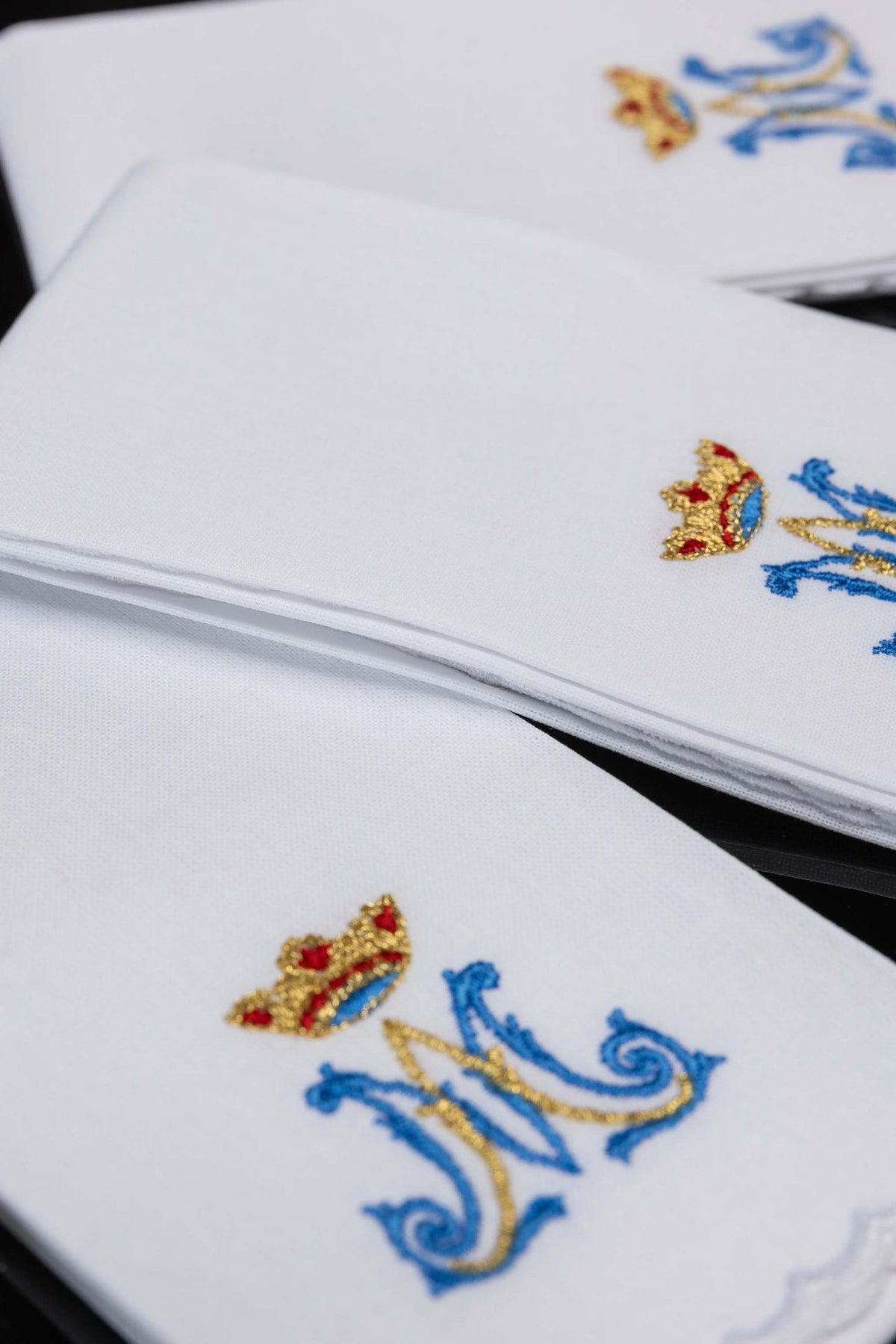 Set aus 5 liturgischen Purifikatorien mit Marienstickerei