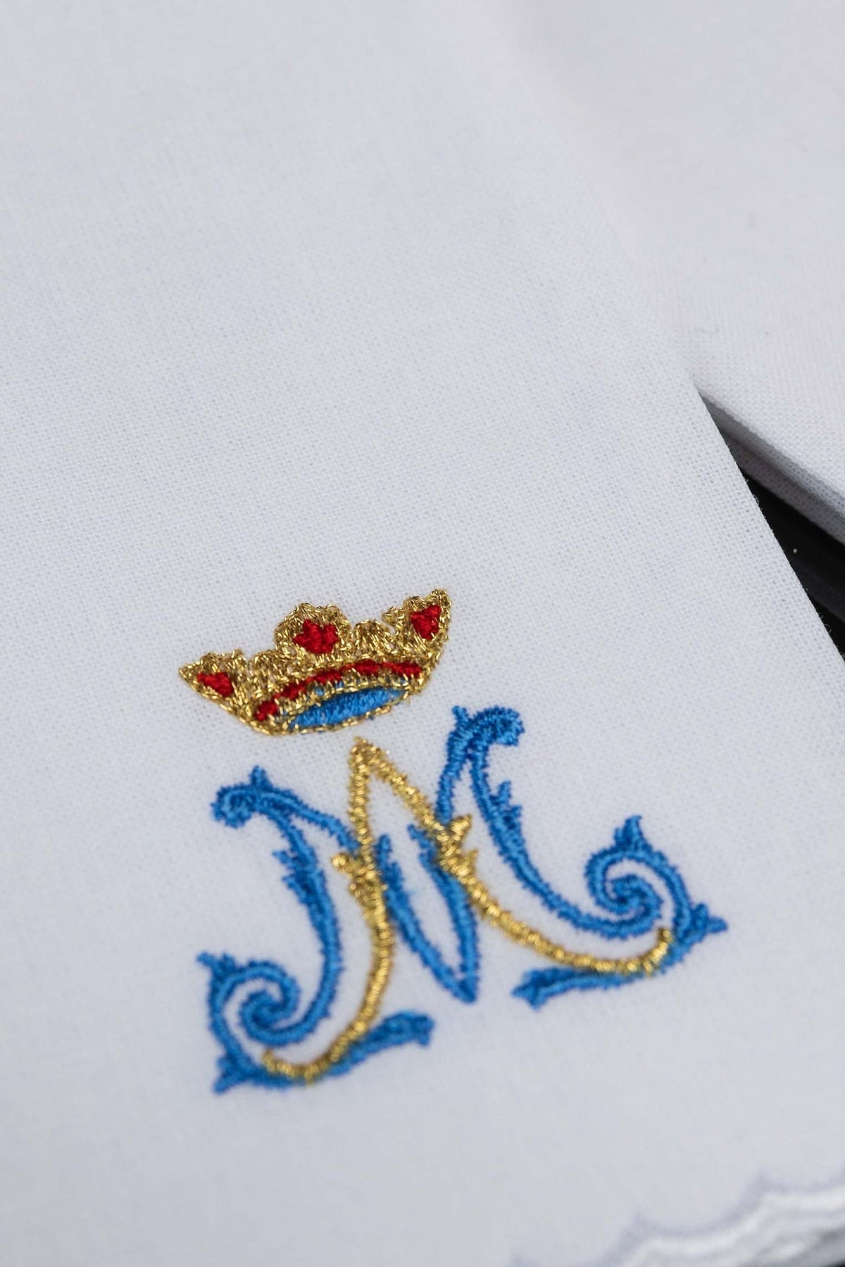 Set aus 5 liturgischen Purifikatorien mit Marienstickerei