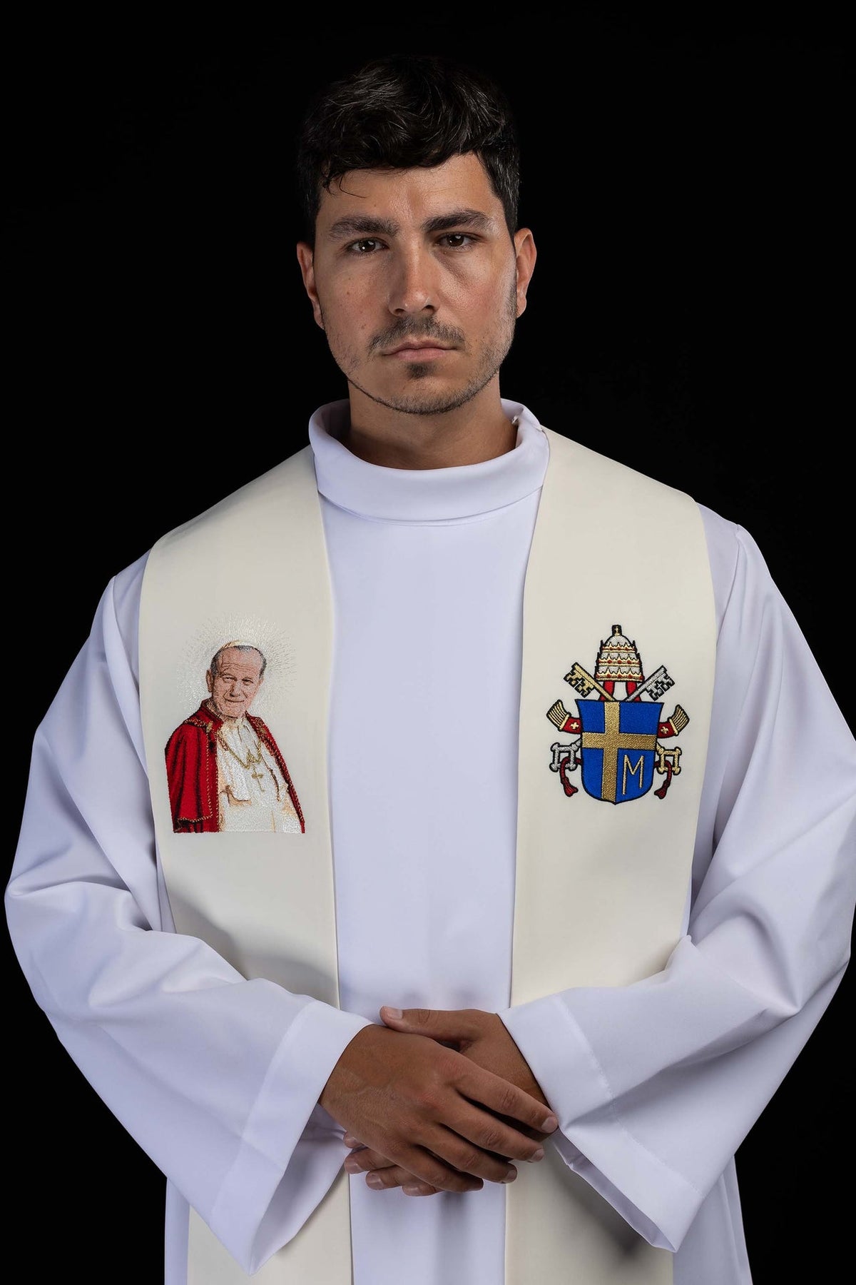 Ecru Stola mit besticktem Bildnis von Johannes Paul II.