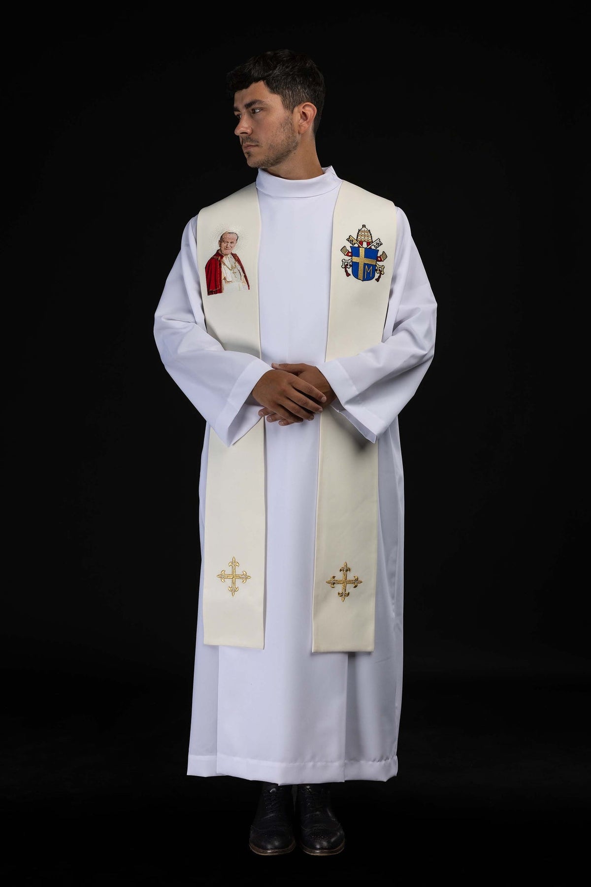 Ecru Stola mit besticktem Bildnis von Johannes Paul II.