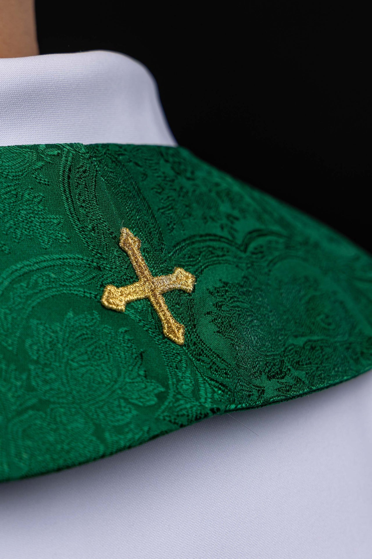Bestickte Stola mit Kreuzmotiv grüner Jacquardstoff
