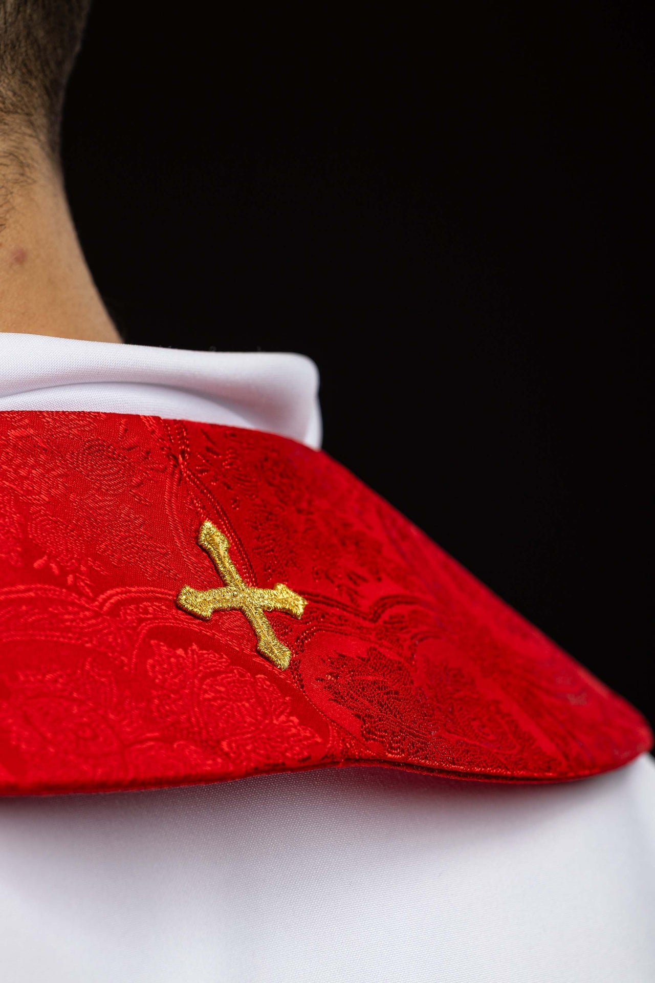 Bestickte Stola mit Kreuzmotiv roter Jacquardstoff