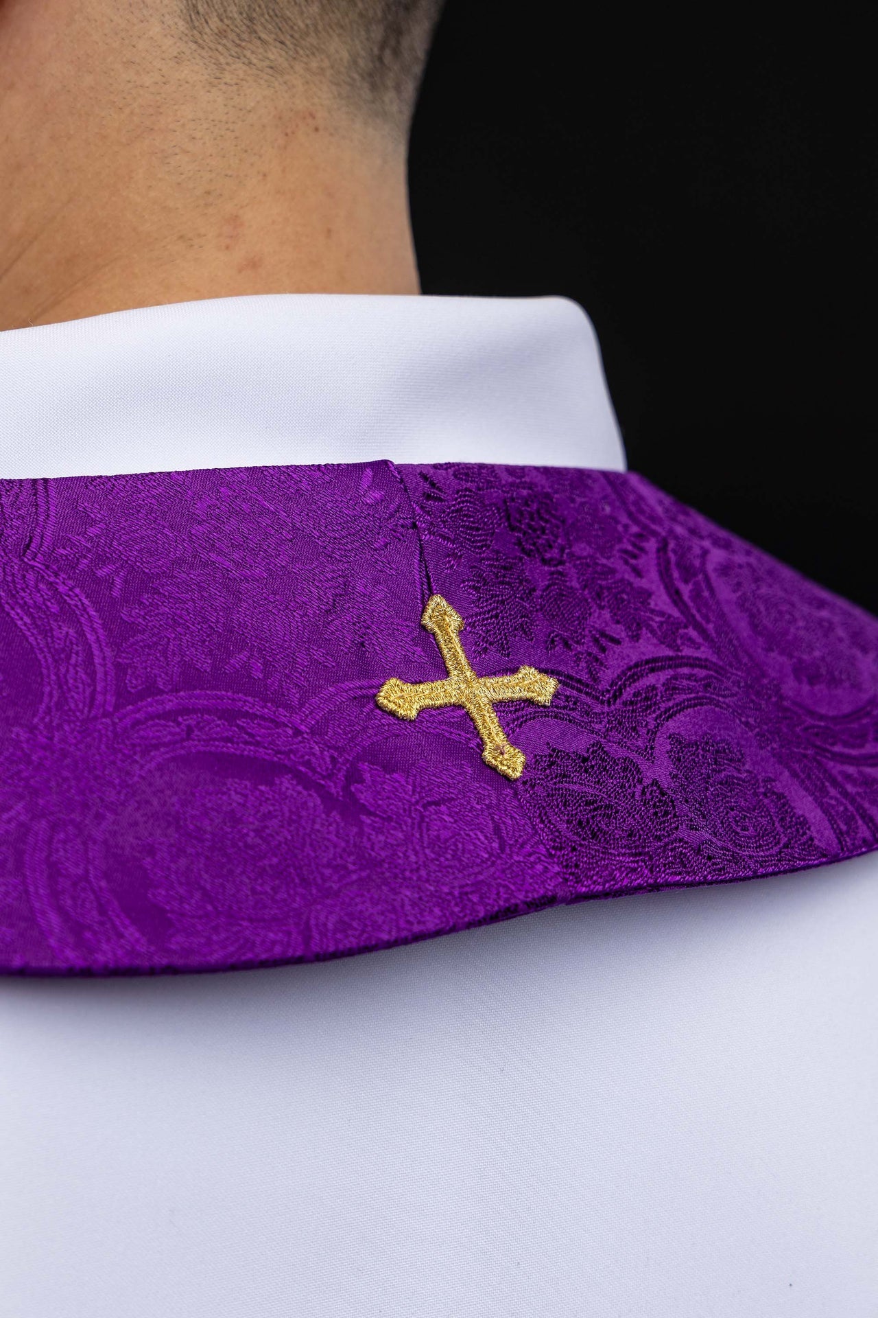 Bestickte Stola mit Kreuzmotiv violetter Jacquardstoff
