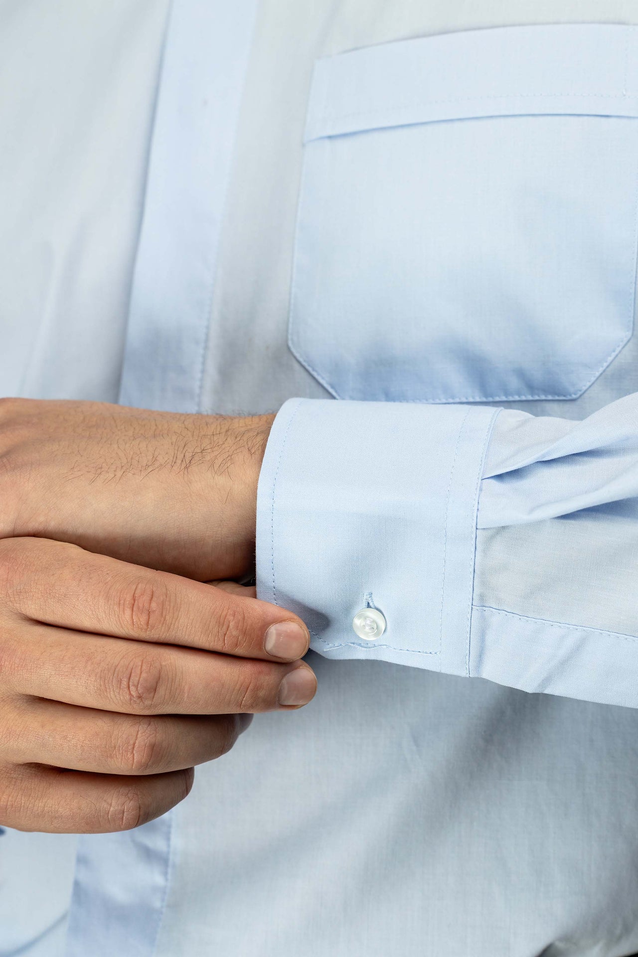 Blaues langärmeliges Klerikerhemd mit Priesterkragen