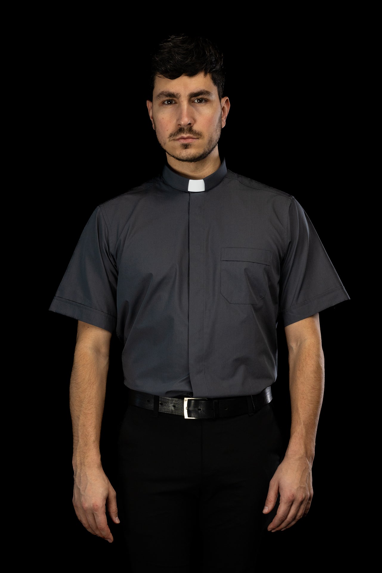 Dunkelgraues kurzärmeliges Klerikerhemd mit Priesterkragen