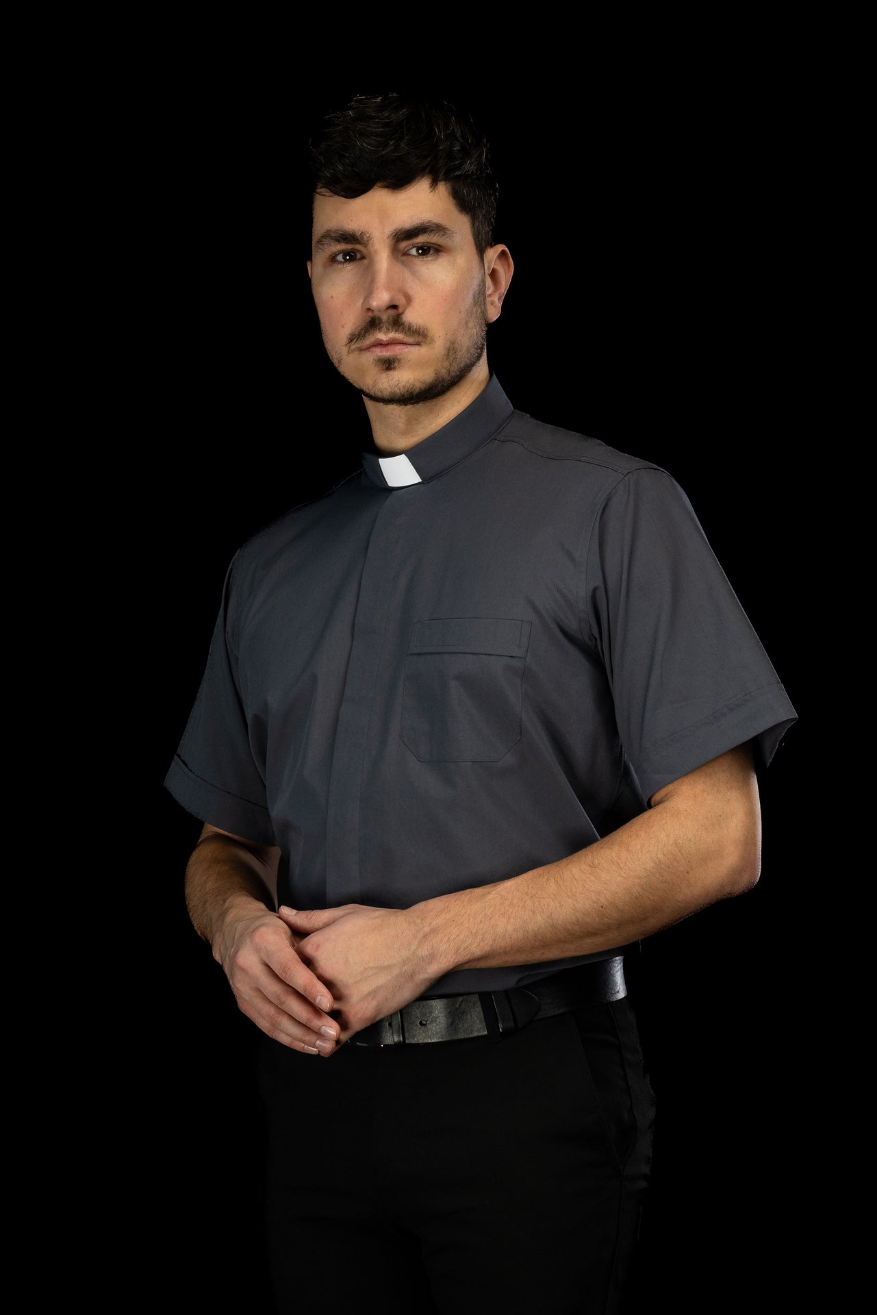 Dunkelgraues kurzärmeliges Klerikerhemd mit Priesterkragen