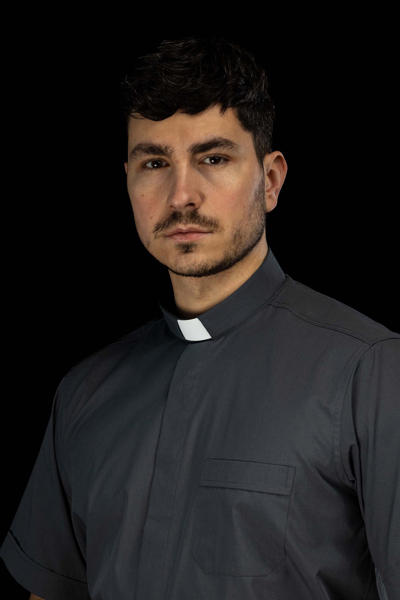 Dunkelgraues kurzärmeliges Klerikerhemd mit Priesterkragen