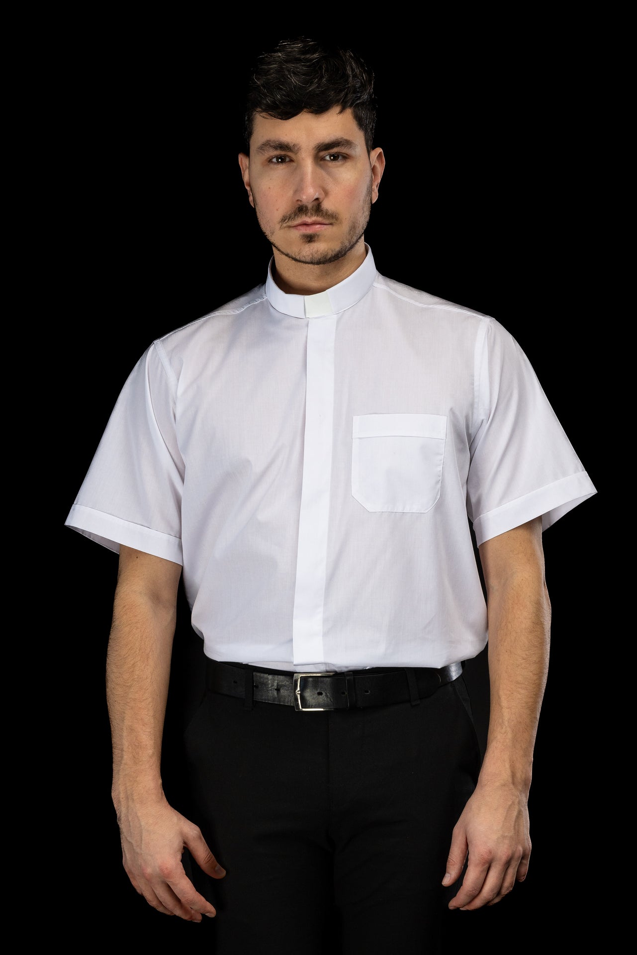 Weißes kurzärmeliges Klerikerhemd mit Priesterkragen