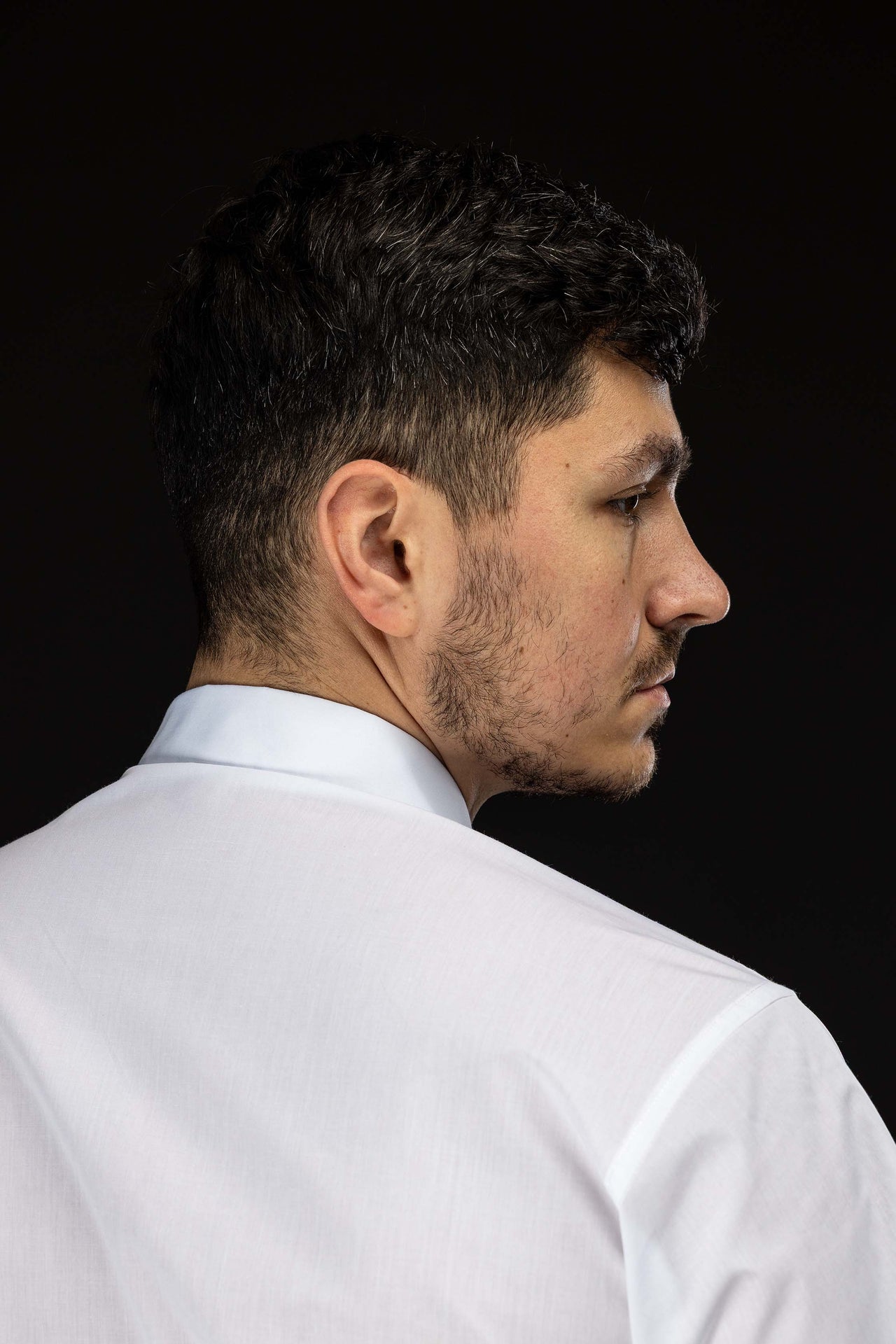 Weißes kurzärmeliges Klerikerhemd mit Priesterkragen