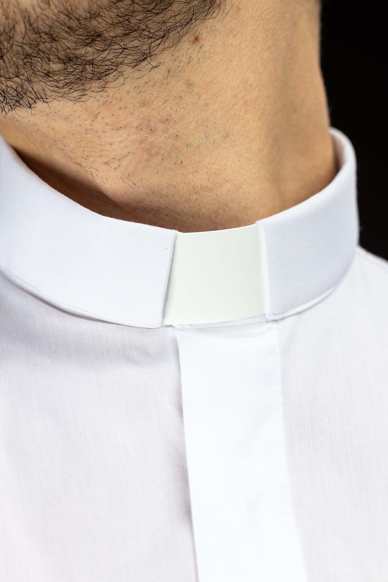 Weißes kurzärmeliges Klerikerhemd mit Priesterkragen