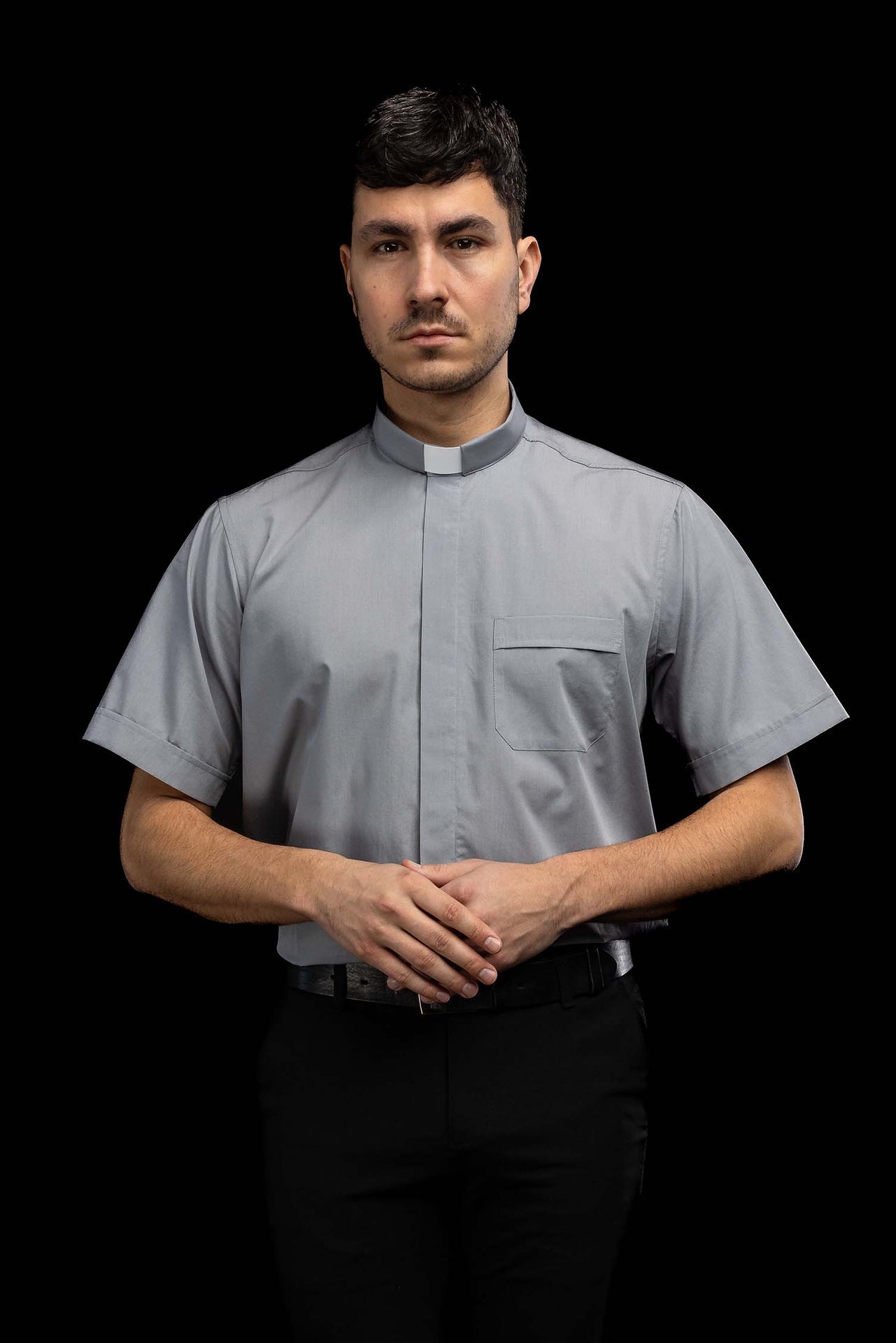 Hellgraues kurzärmeliges Klerikerhemd mit Priesterkragen