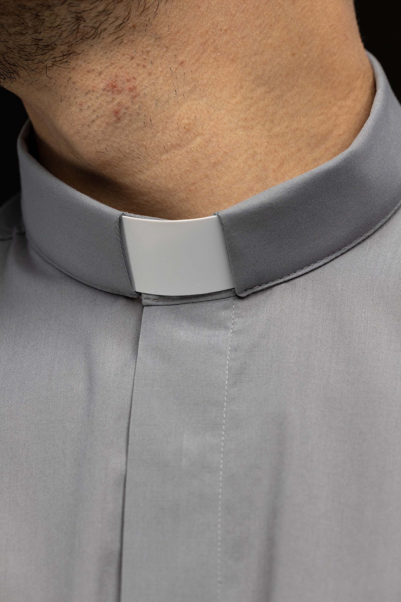 Hellgraues kurzärmeliges Klerikerhemd mit Priesterkragen