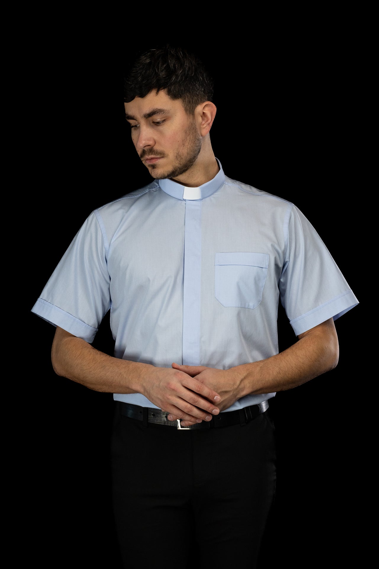 Blaues kurzärmeliges Klerikerhemd mit Priesterkragen
